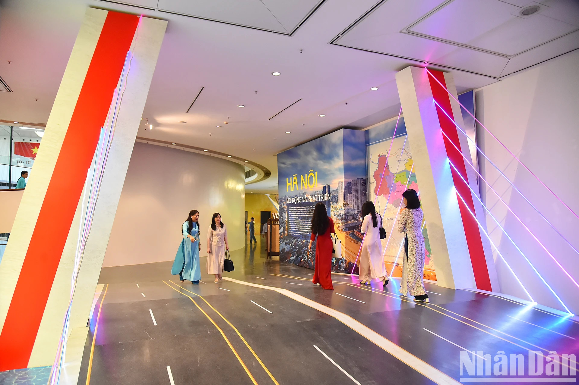 展览空间的主题为“河内——扩大与发展”,连接道路为越南最大的斜拉桥——日新桥。 展览空间的主题为“河内——扩大与发展”,连接道路为越南最大的斜拉桥——日新桥。