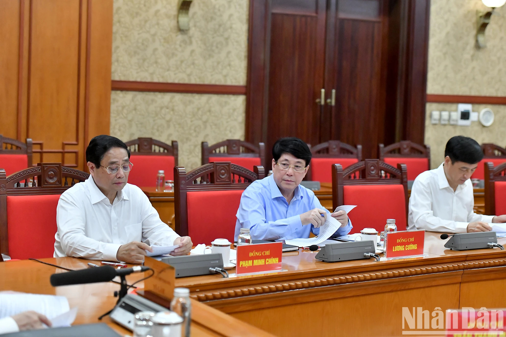 党、国家领导出席会议。