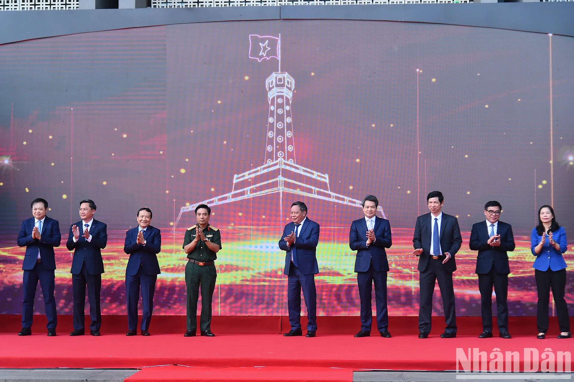 “河内首都建设与发展70年经济、文化、社会成就”展览会开展仪式。 “河内首都建设与发展70年经济、文化、社会成就”展览会开展仪式。