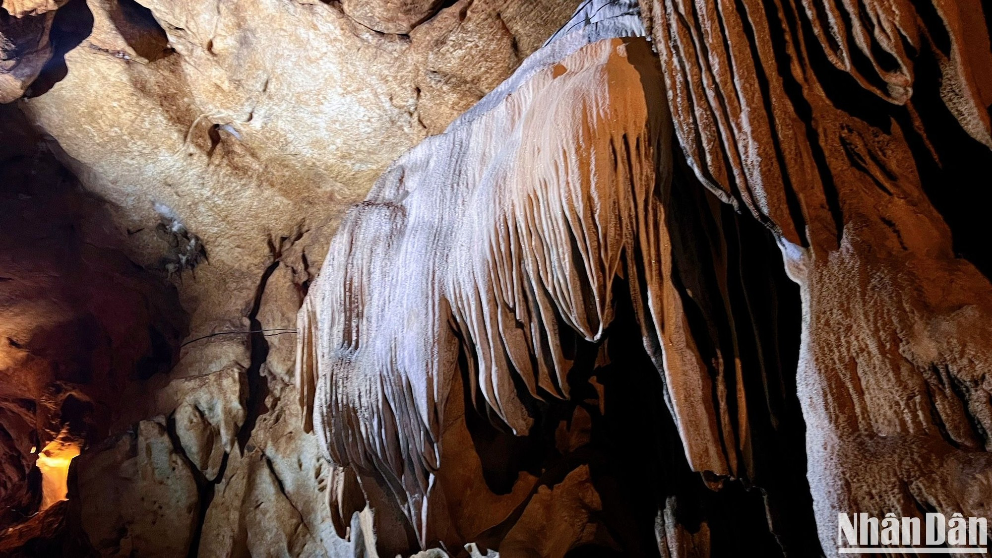 由于矿物质的构造,许多钟乳石散发出银色、金色的闪光,显得神秘而梦幻。 由于矿物质的构造,许多钟乳石散发出银色、金色的闪光,显得神秘而梦幻。