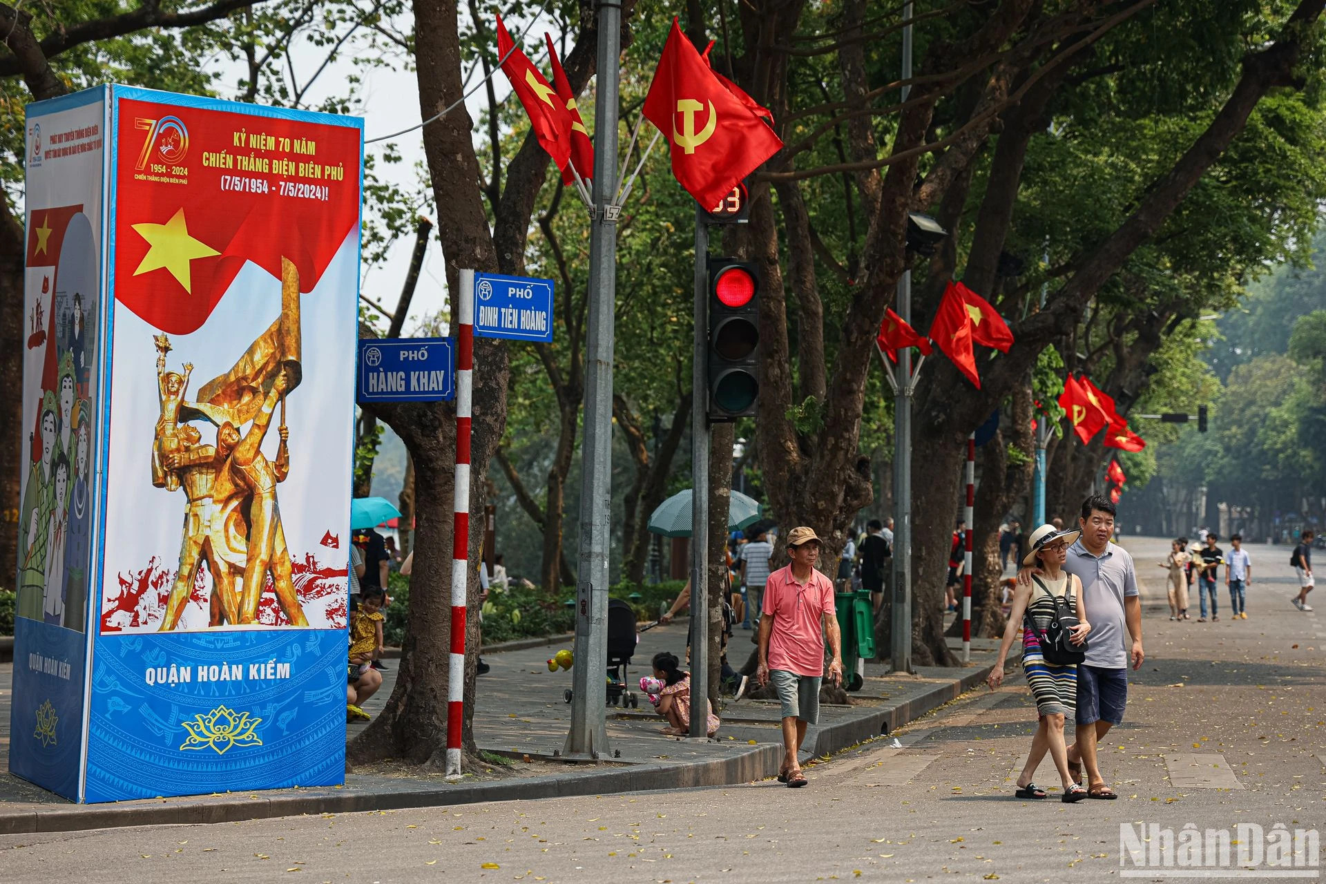 每个街角都装饰一新,庆祝国家的重大节日。 每个街角都装饰一新,庆祝国家的重大节日。