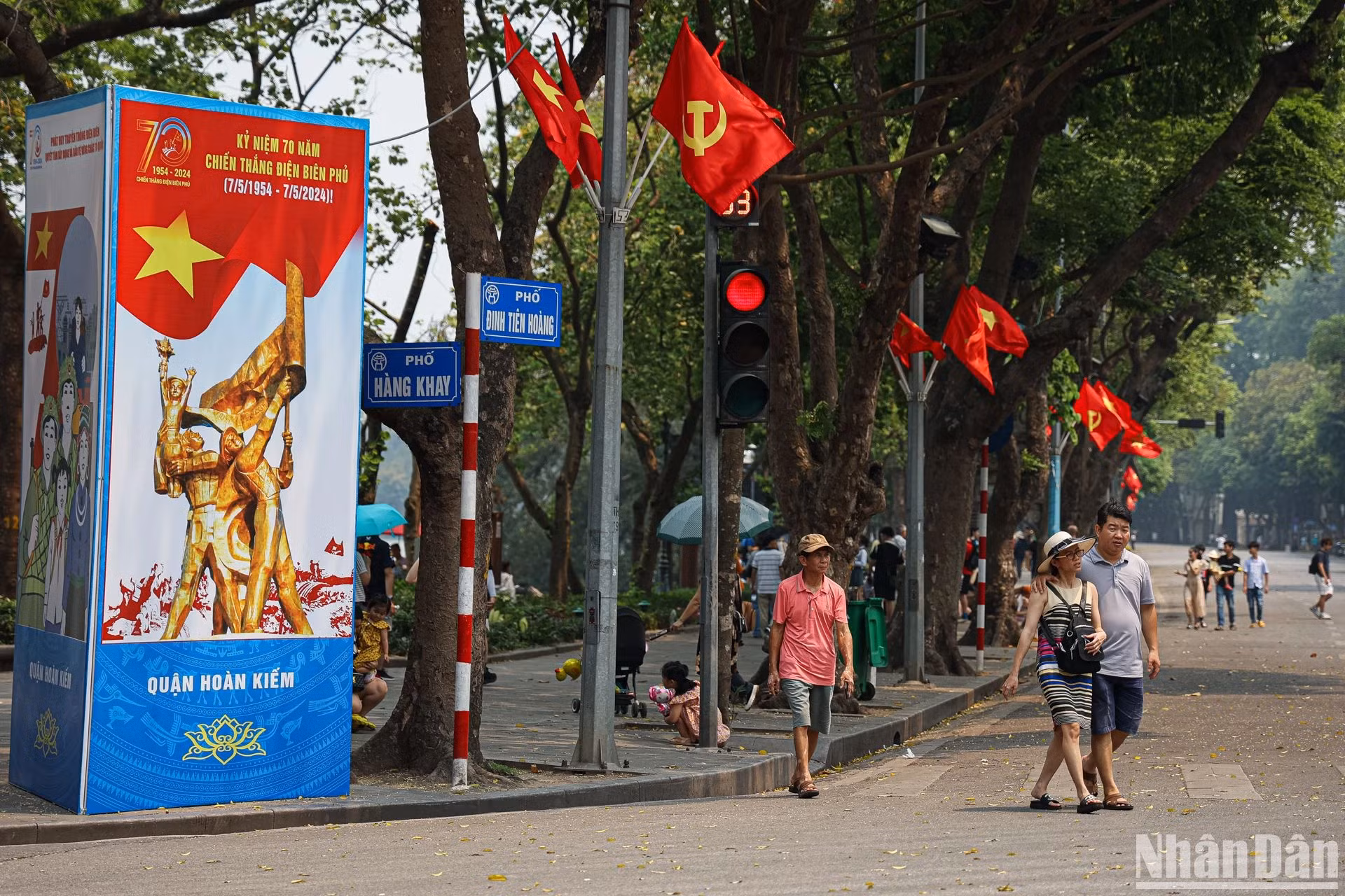 每个街角都装饰一新，庆祝国家的重大节日。