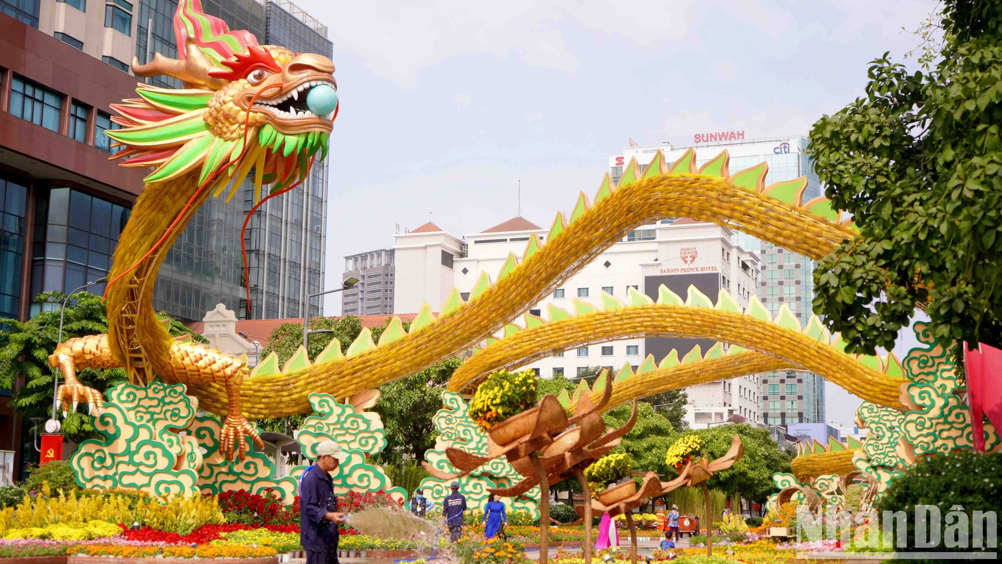 经过3个多星期的建设,规模宏大、精心打造的阮惠花街已呈现出多姿多彩的春景。 经过3个多星期的建设,规模宏大、精心打造的阮惠花街已呈现出多姿多彩的春景。