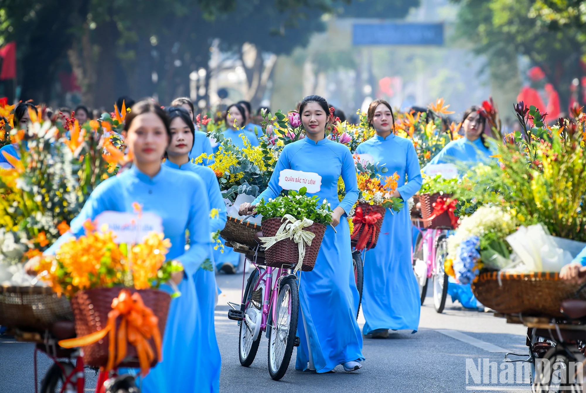 “和平文化节”活动结束后，首都大批群众涌向还剑湖步行街，一起欢庆首都河内解放70周年和河内被联合国教科文组织授予“和平之城”称号25年周年。