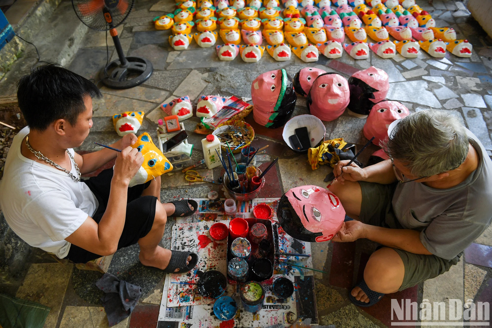 从单调的面具，这里的人们把它们变成了孩子们喜爱的玩具。