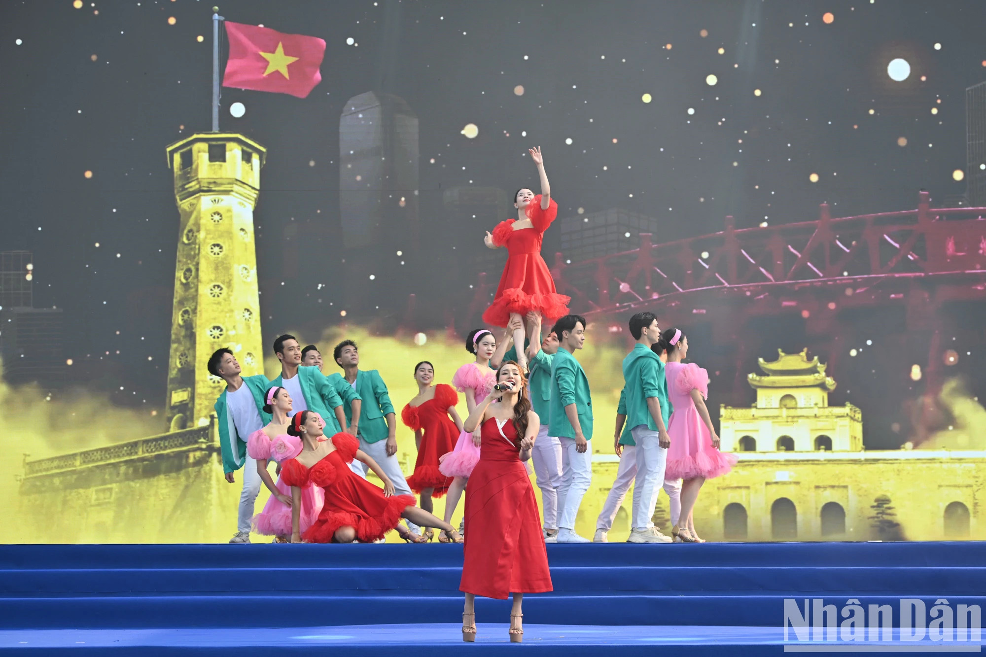 开幕仪式上表演的艺术节目。 开幕仪式上表演的艺术节目。