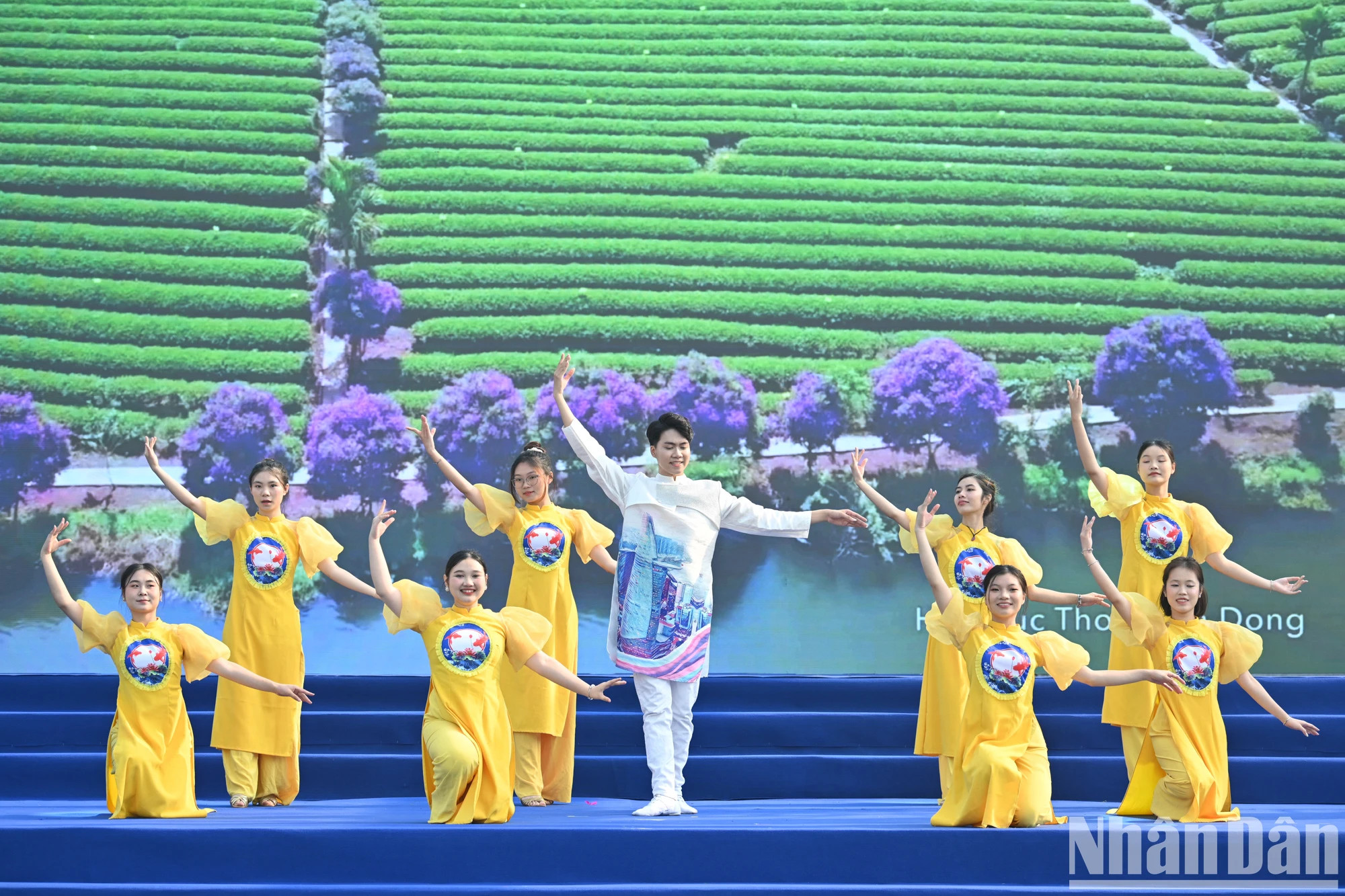 节日框架内的丰富多彩活动为不同国家青年之间的文化交流和联系创造了机会。 节日框架内的丰富多彩活动为不同国家青年之间的文化交流和联系创造了机会。