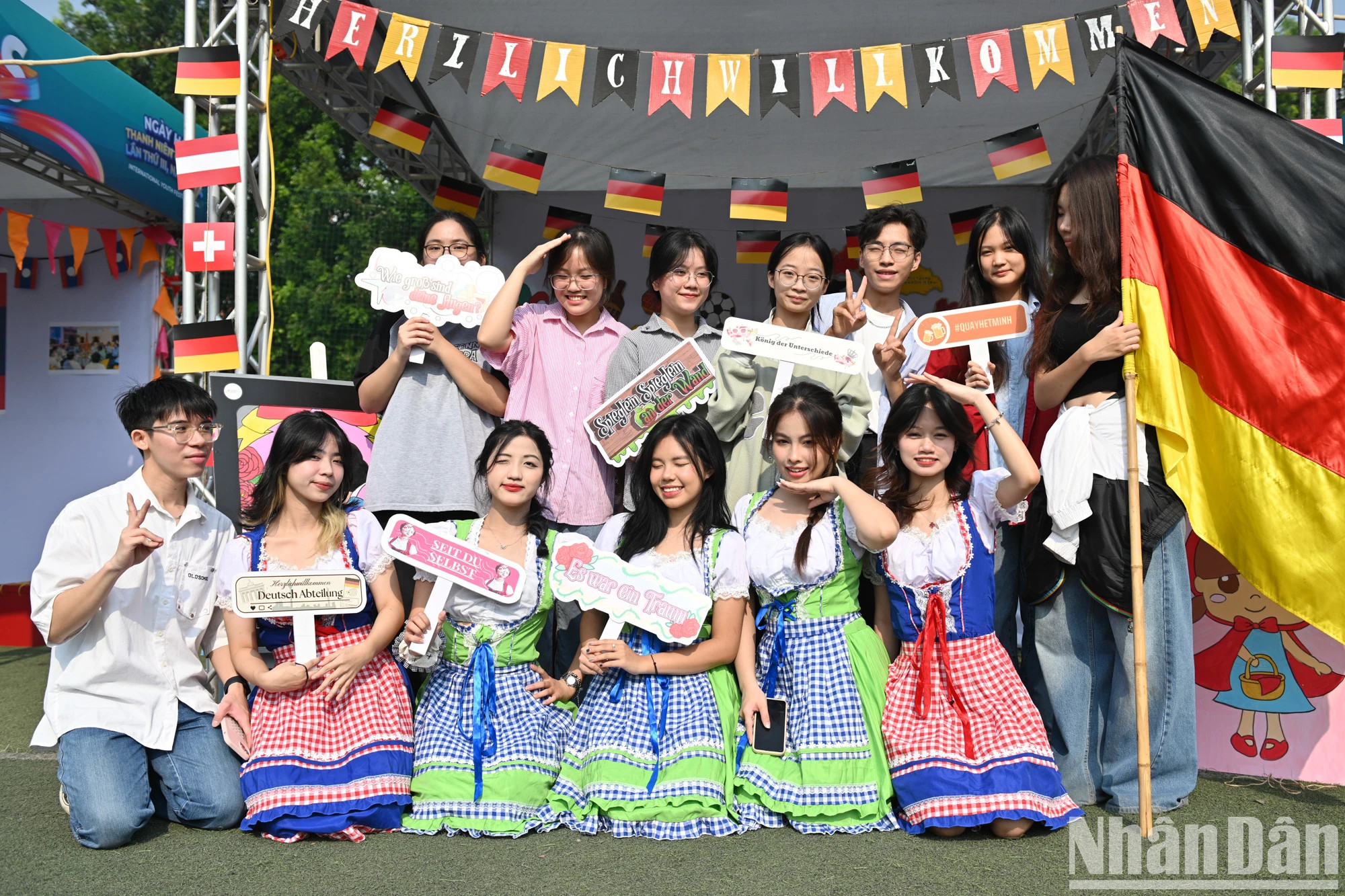 参观展区的每名年轻人都将将自己作为文化大使,为在社区传播良好价值观、向国际友人介绍越南形象和文化做出贡献。 参观展区的每名年轻人都将将自己作为文化大使,为在社区传播良好价值观、向国际友人介绍越南形象和文化做出贡献。