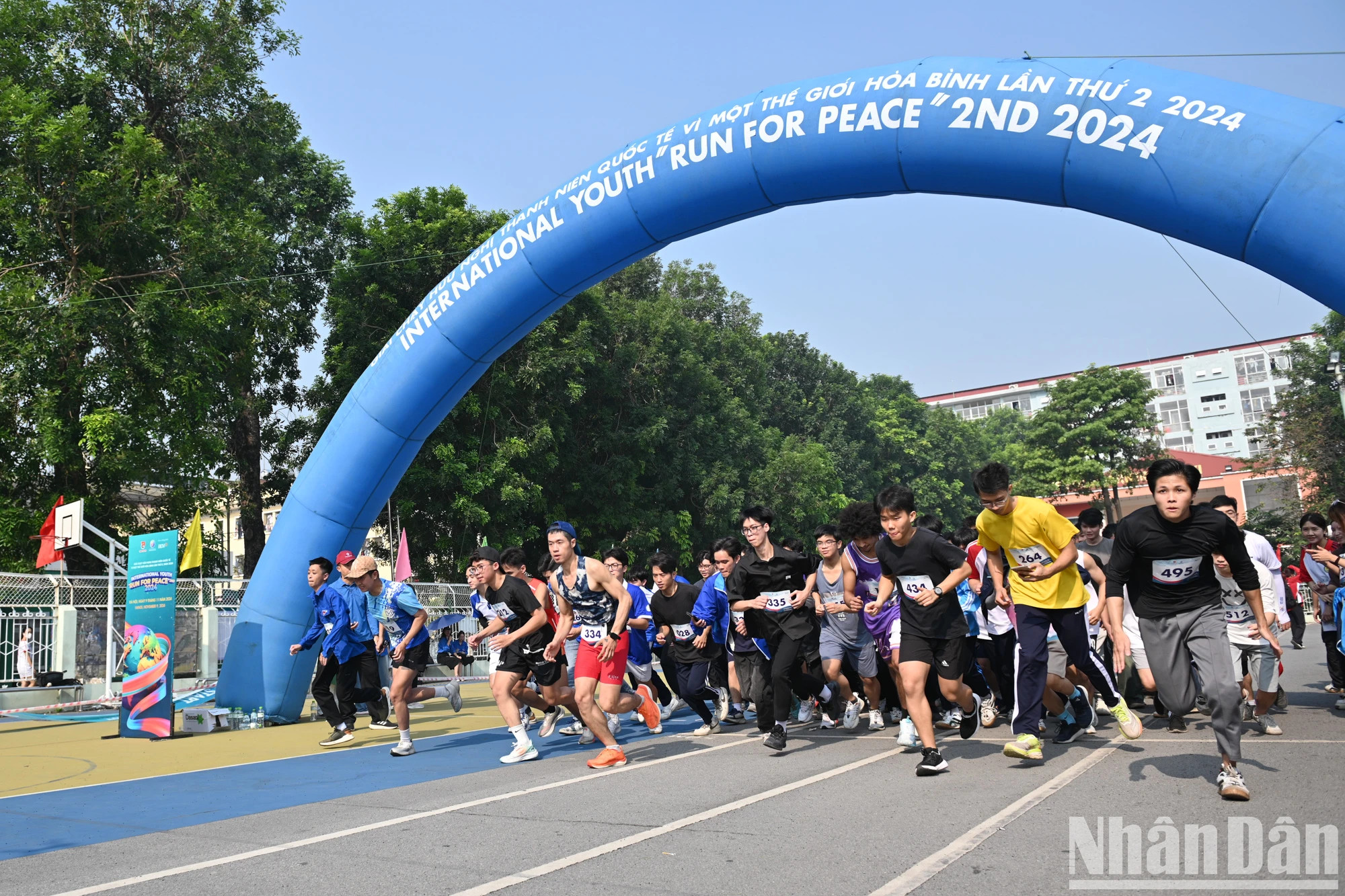 “致力于世界和平”国际青年友谊运动跑步赛。 “致力于世界和平”国际青年友谊运动跑步赛。