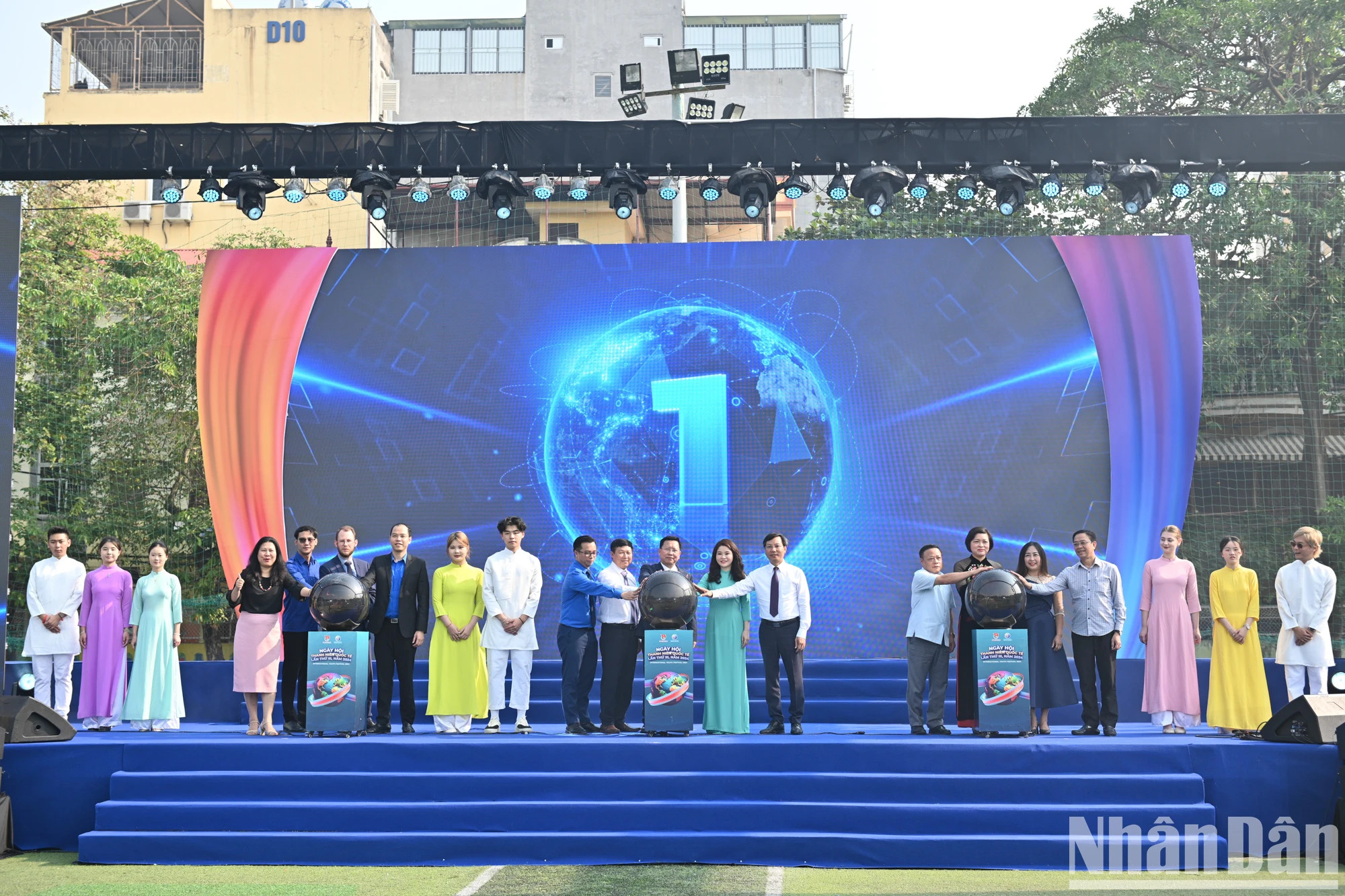 各位代表为2024年第三届国际青年节实现开幕按钮仪式。 各位代表为2024年第三届国际青年节实现开幕按钮仪式。