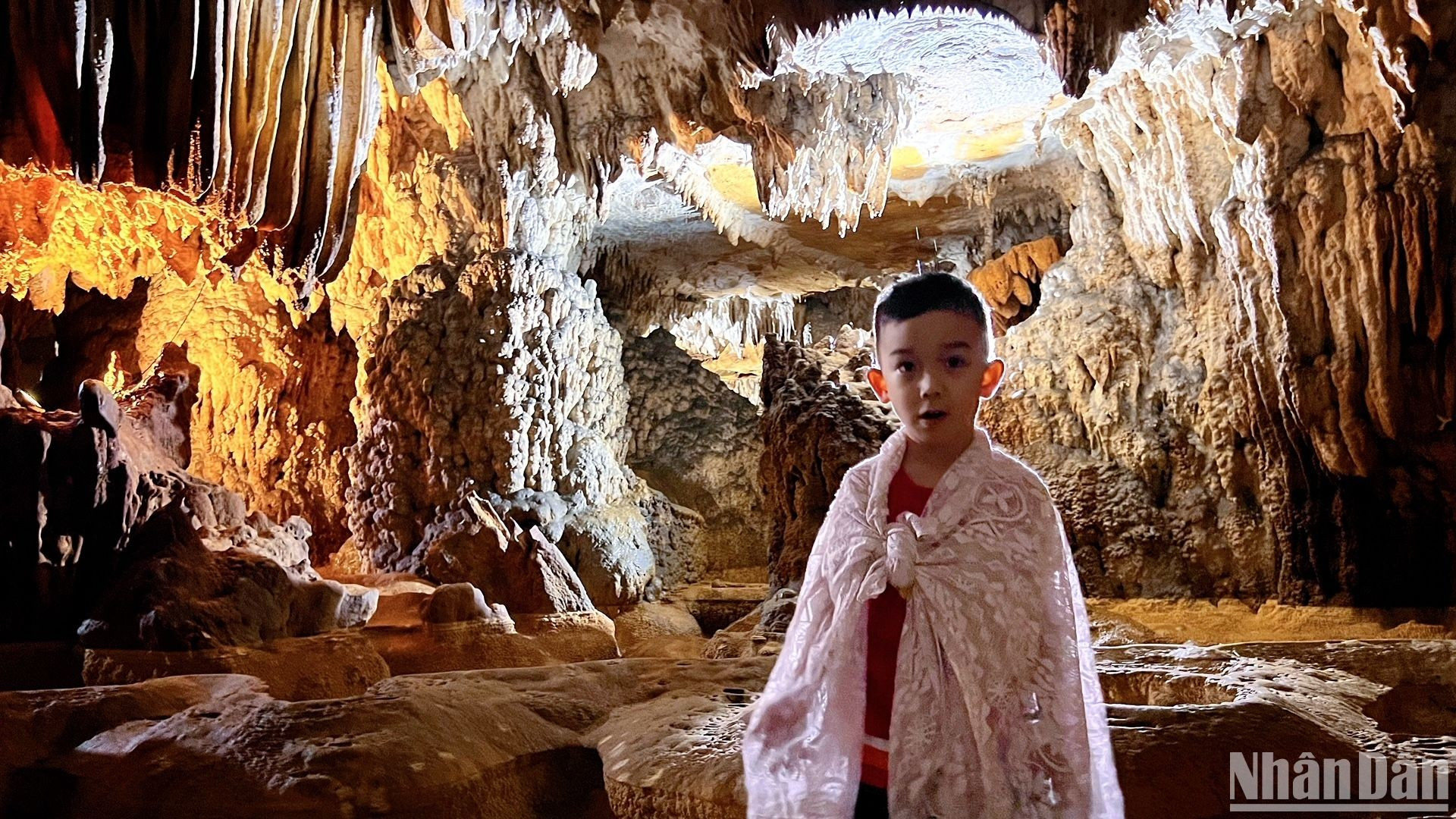 由于洞内通道相对平坦且照明良好,波供洞成为对大多数游客都非常友好的景点,即使是老年人和儿童也能轻松进入探索和体验。 由于洞内通道相对平坦且照明良好,波供洞成为对大多数游客都非常友好的景点,即使是老年人和儿童也能轻松进入探索和体验。