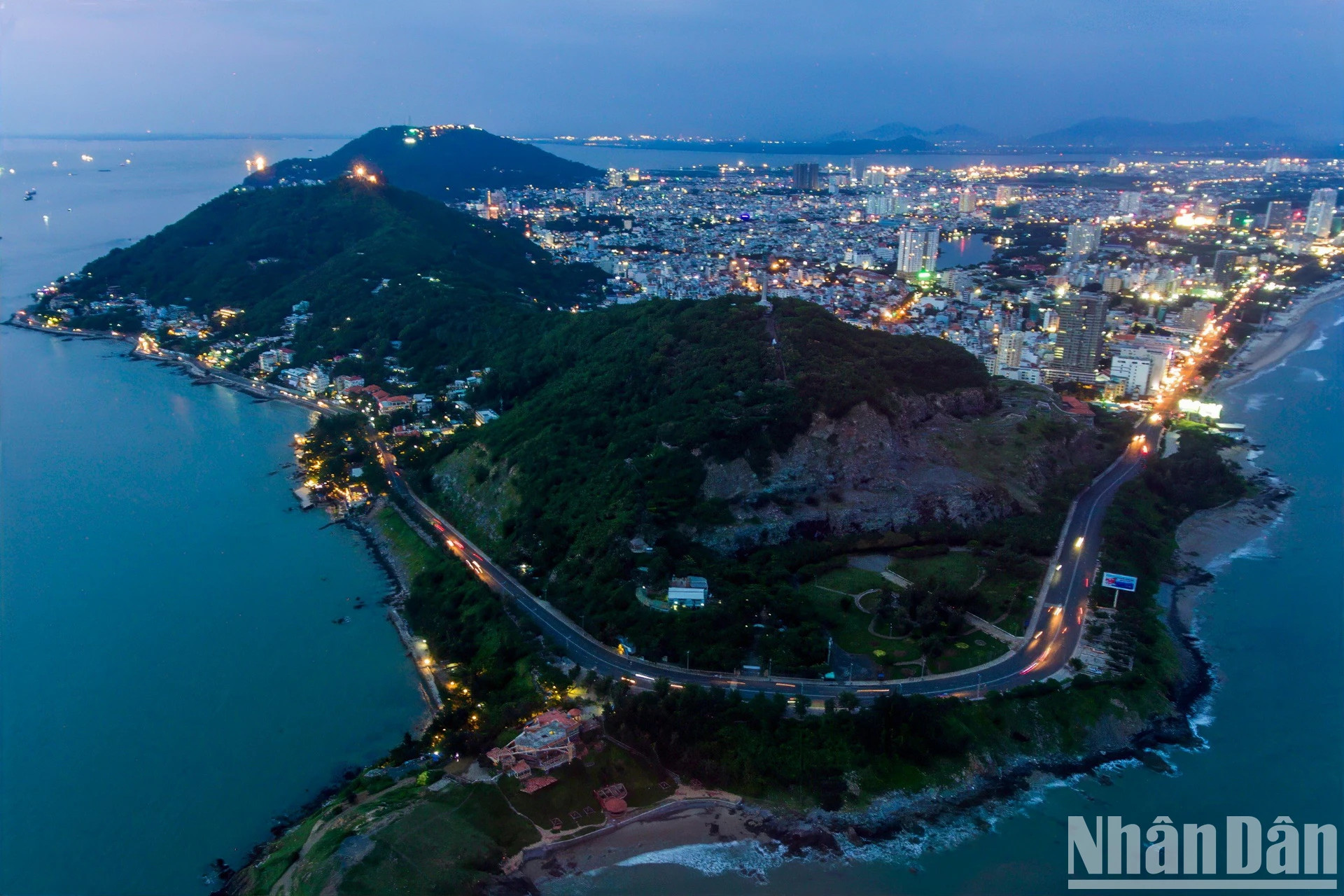 巴地头顿省头顿市的滨海公路已成为吸引国内外游客来到这座旅游城市的亮点。 巴地头顿省头顿市的滨海公路已成为吸引国内外游客来到这座旅游城市的亮点。