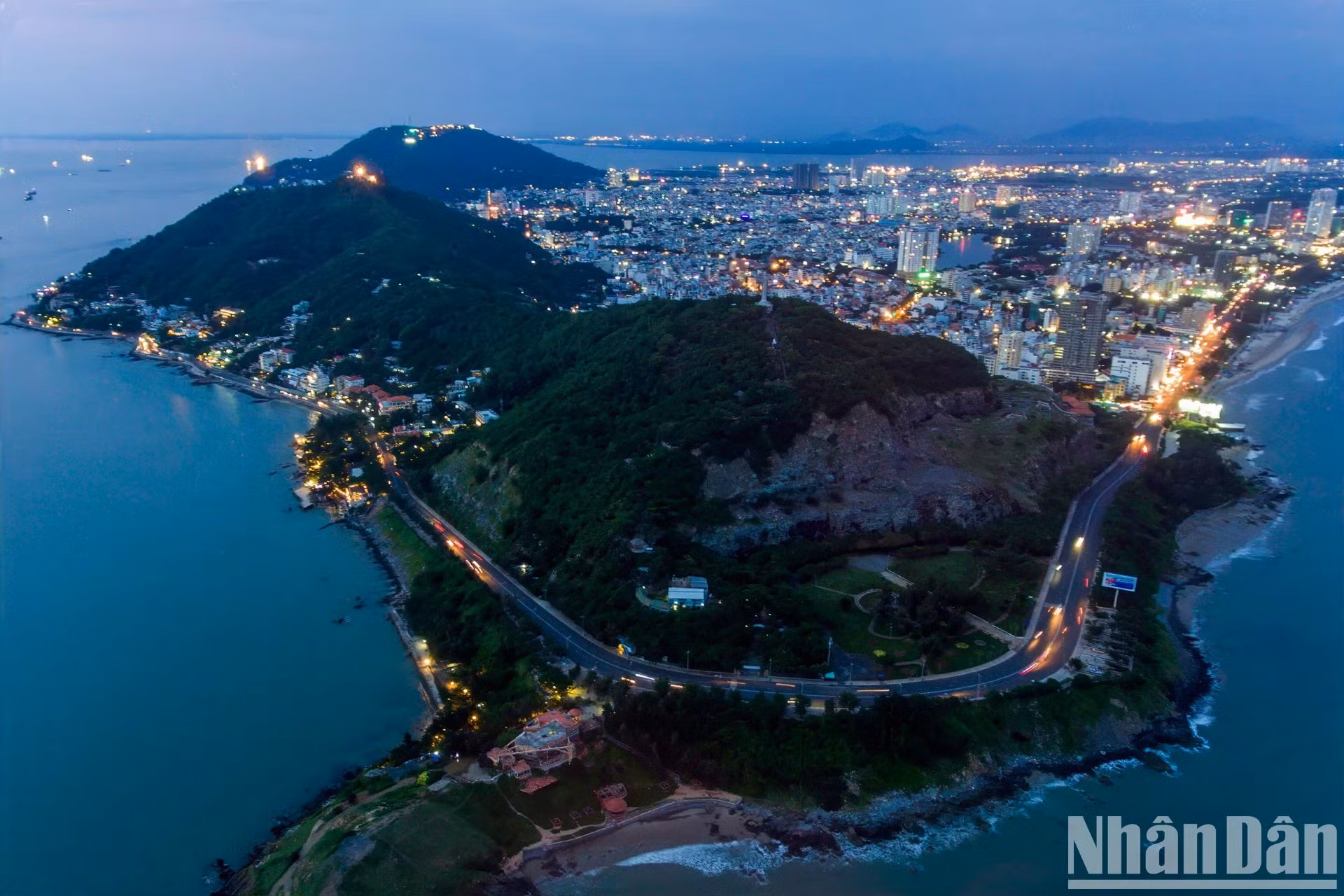 巴地头顿省头顿市的滨海公路已成为吸引国内外游客来到这座旅游城市的亮点。
