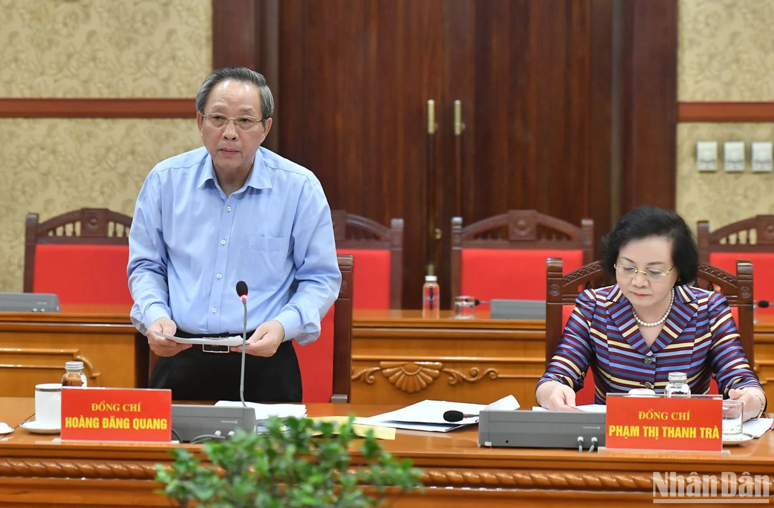 越共中央委员、中央组织部副部长黄登光在会上作报告。