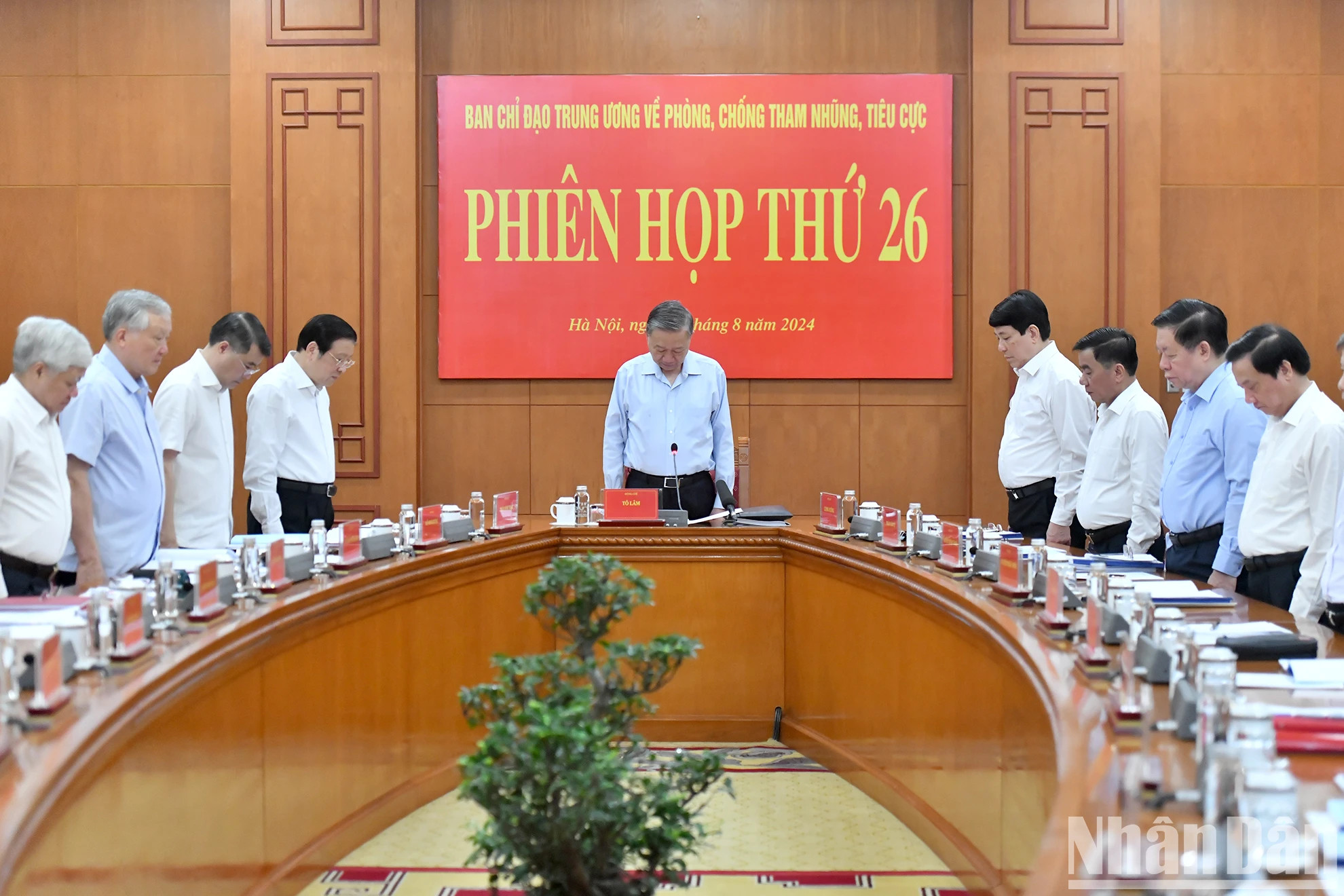 越共中央总书记、国家主席苏林以及各位党和国家领导人默哀一分钟,缅怀已故总书记阮富仲。 越共中央总书记、国家主席苏林以及各位党和国家领导人默哀一分钟,缅怀已故总书记阮富仲。