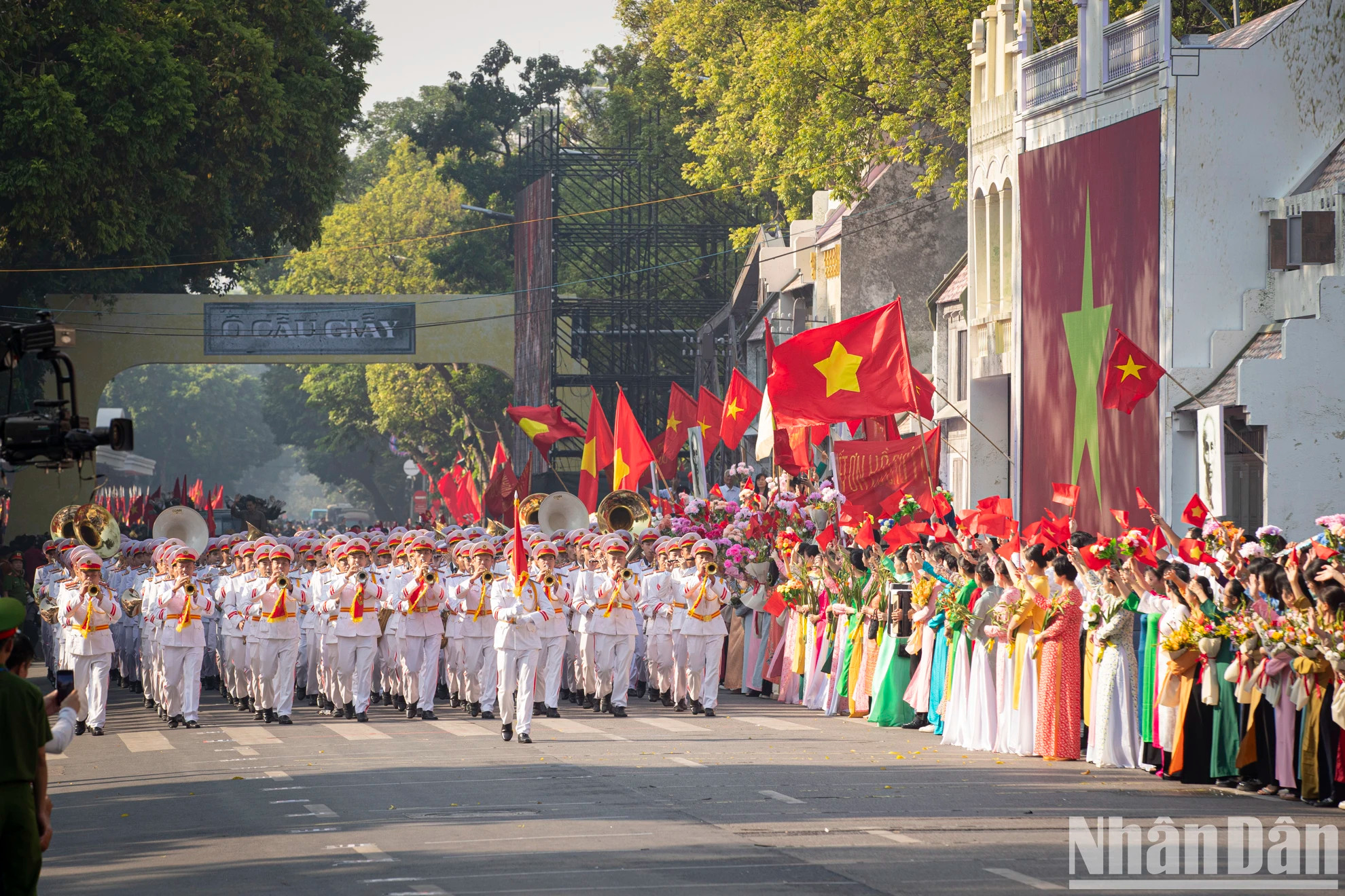 约数万名代表参加并同唱国歌,营造了一个格外神圣的时刻,体现民族自豪感和对和平的渴望。 约数万名代表参加并同唱国歌,营造了一个格外神圣的时刻,体现民族自豪感和对和平的渴望。