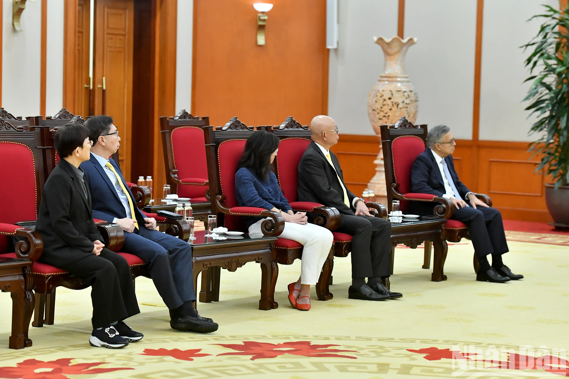 各位代表出席会见。