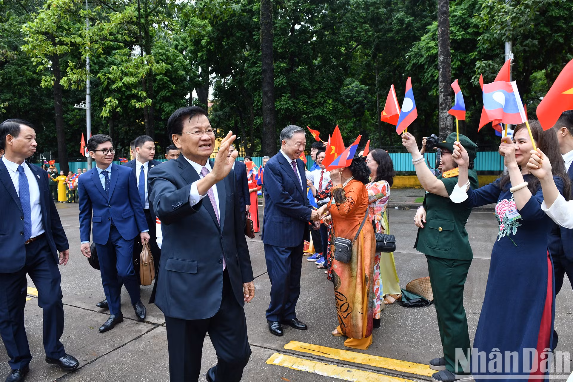 苏林总书记、国家主席和通伦·西苏里总书记、国家主席与河内首都人民。