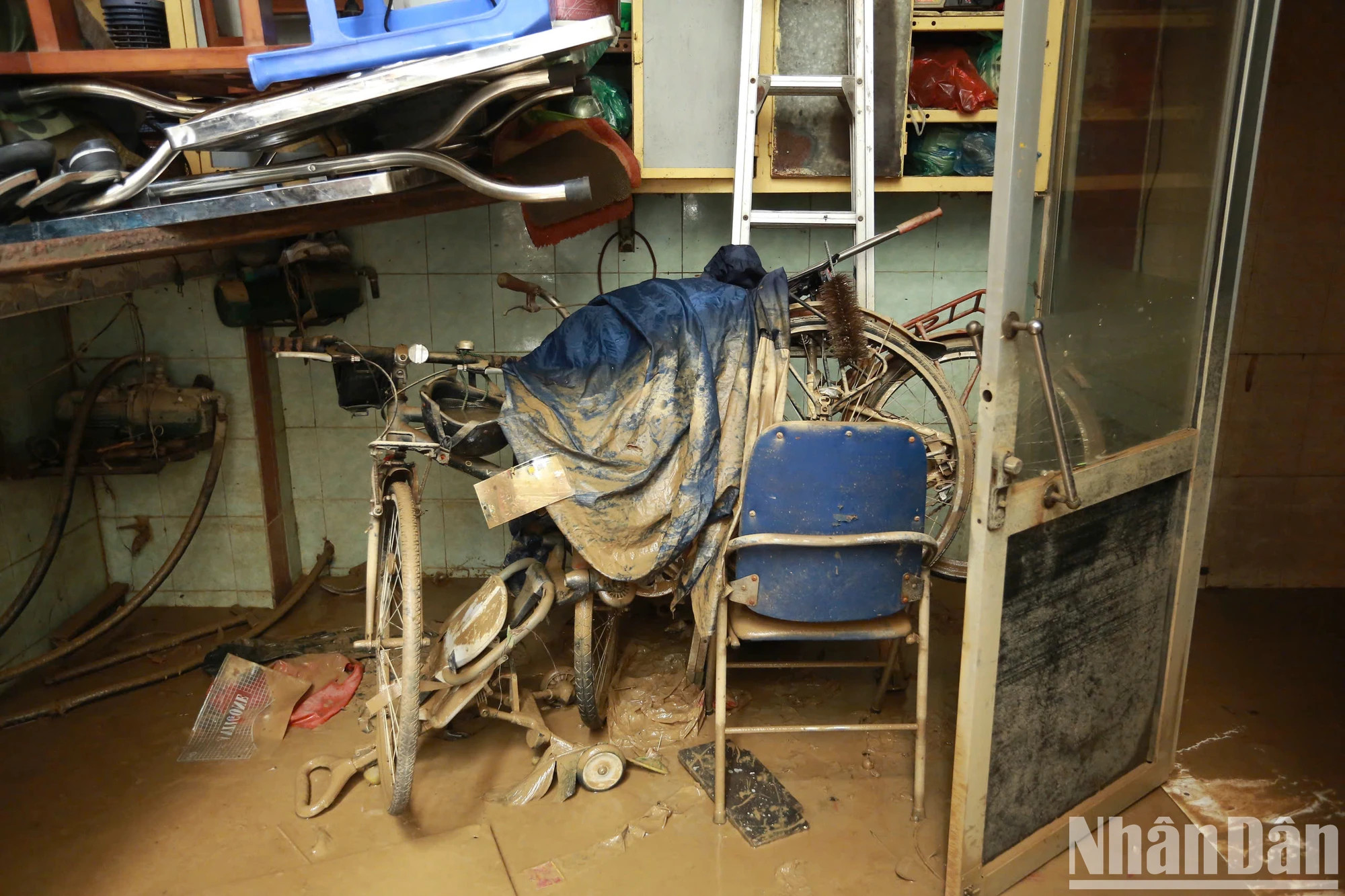 福新坊的每栋房屋都清晰地留着第三号台风的洪水痕迹。 福新坊的每栋房屋都清晰地留着第三号台风的洪水痕迹。