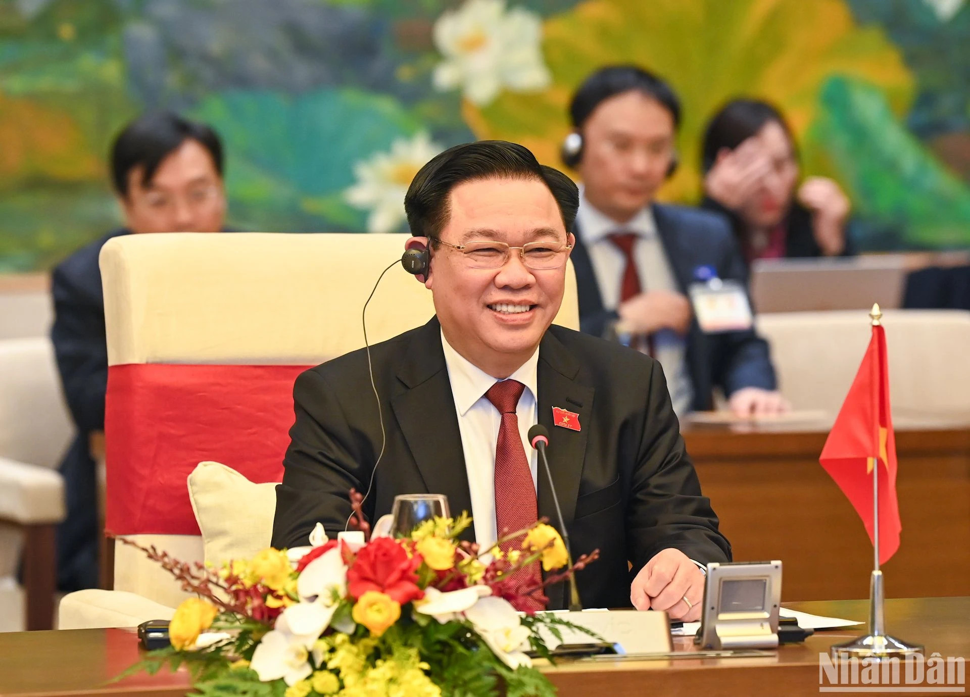 越南国会主席王廷惠在会上发表讲话。