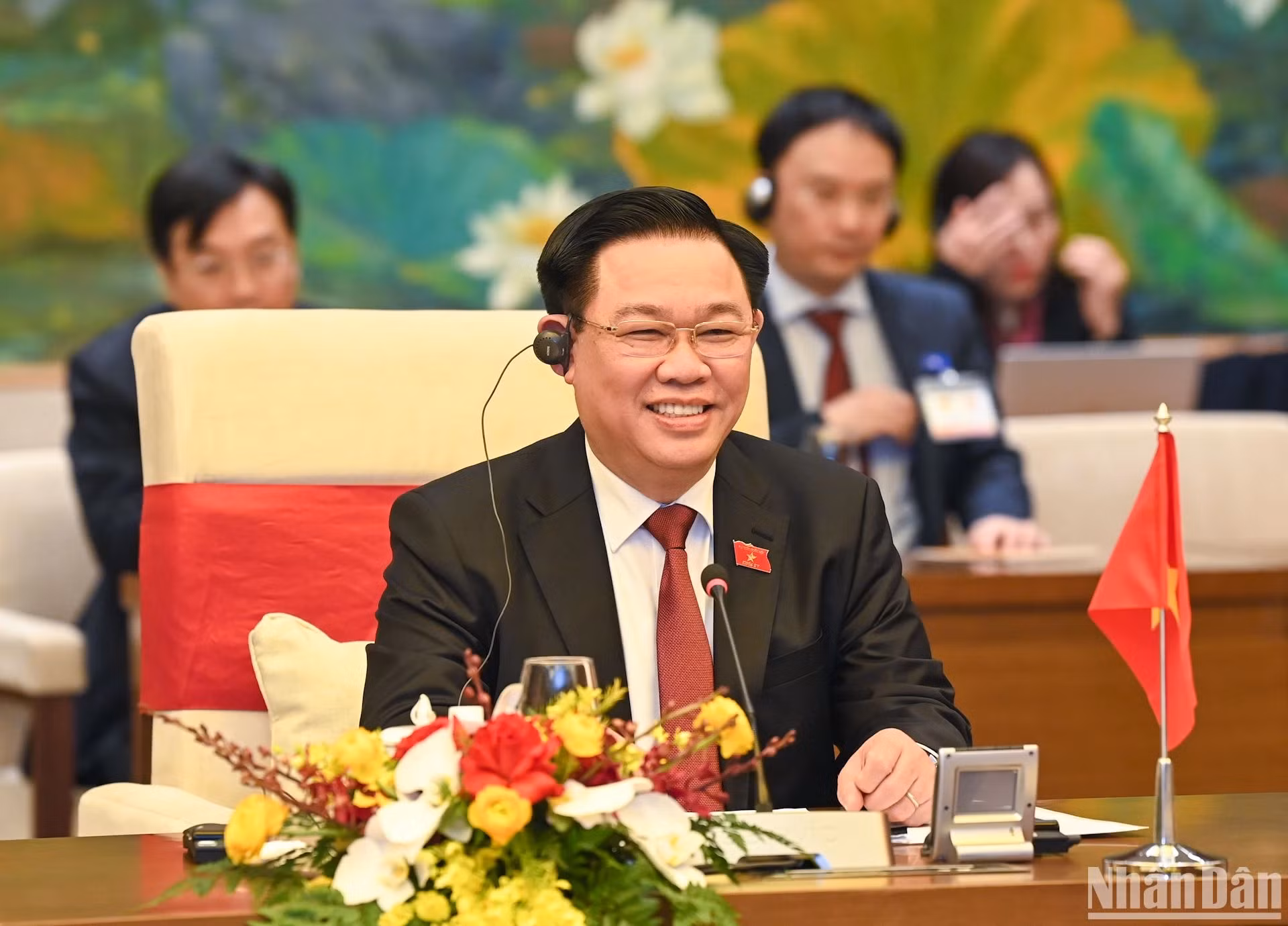 越南国会主席王廷惠在会上发表讲话。