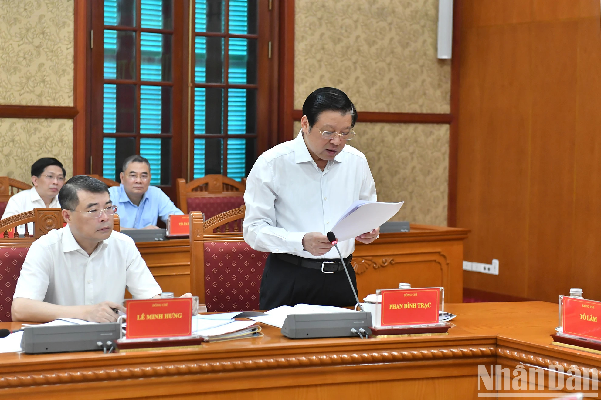 越共中央政治局委员、中央内政部部长潘廷镯在会上作报告。 越共中央政治局委员、中央内政部部长潘廷镯在会上作报告。