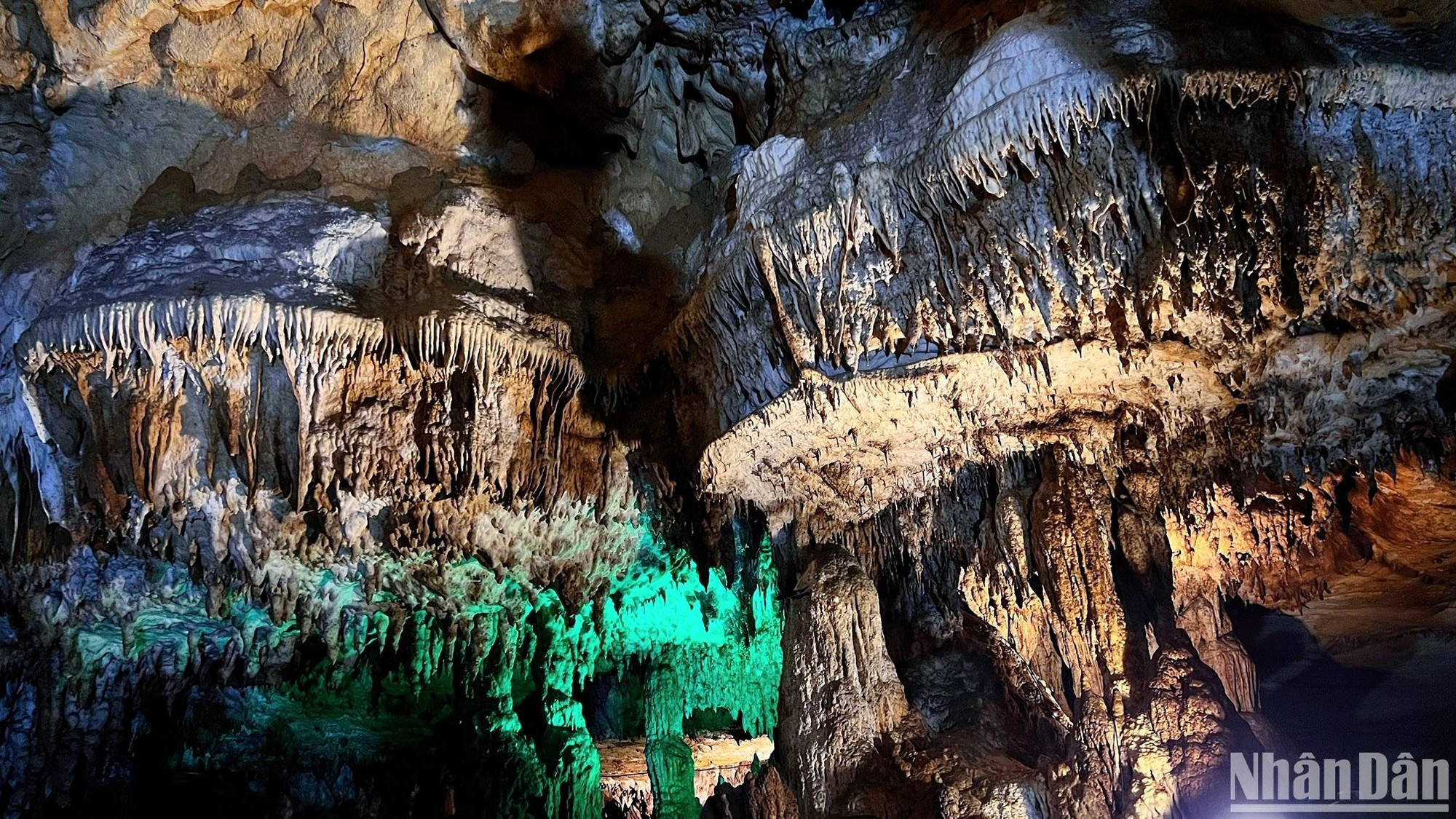 钟乳石千姿百态,形成了一个生动的世界。 钟乳石千姿百态,形成了一个生动的世界。