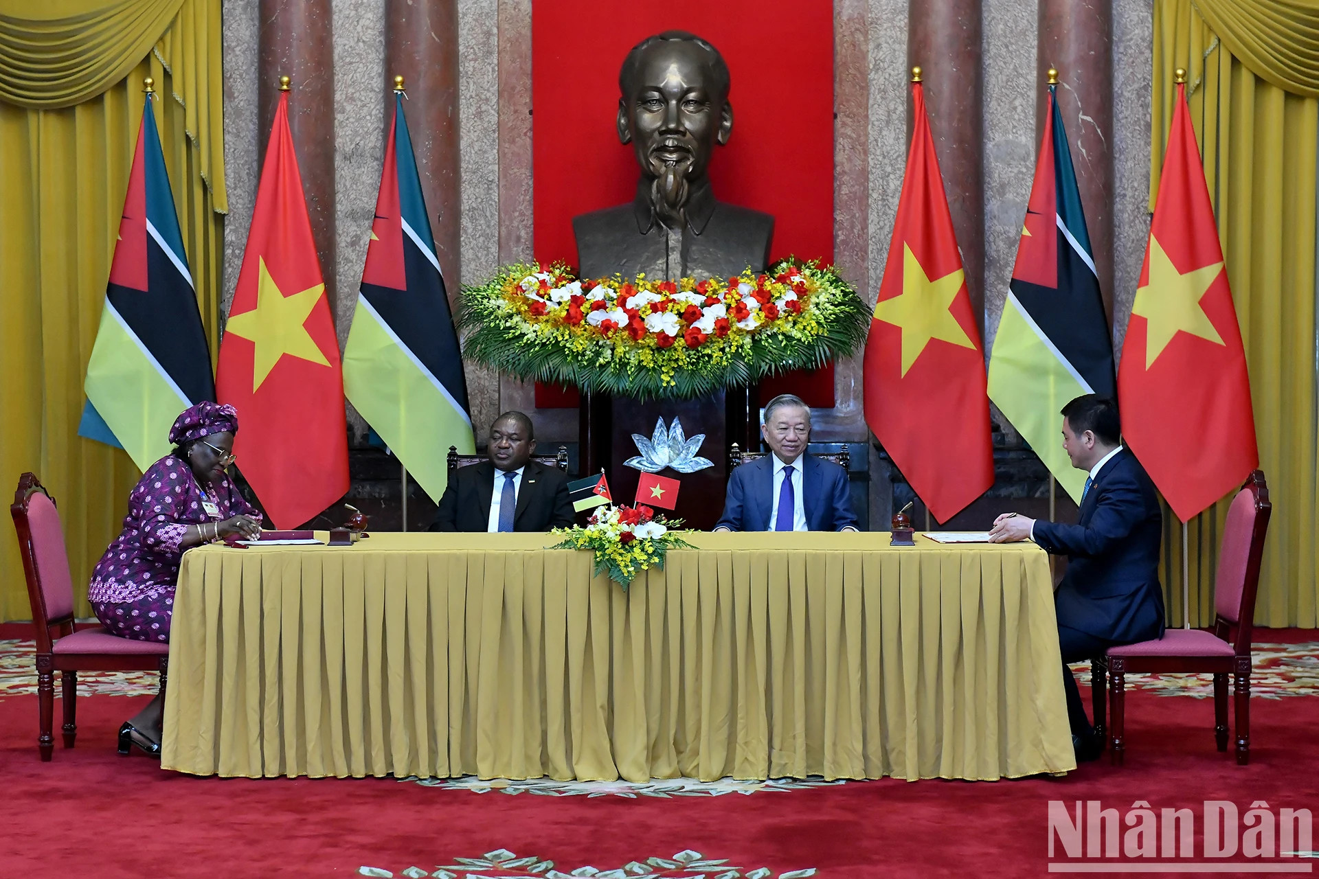 苏林总书记、国家主席与莫桑比克总统出席越南工贸部与莫桑比克矿产资源和能源部关于矿产和能源合作的谅解备忘录签字仪式。 苏林总书记、国家主席与莫桑比克总统出席越南工贸部与莫桑比克矿产资源和能源部关于矿产和能源合作的谅解备忘录签字仪式。