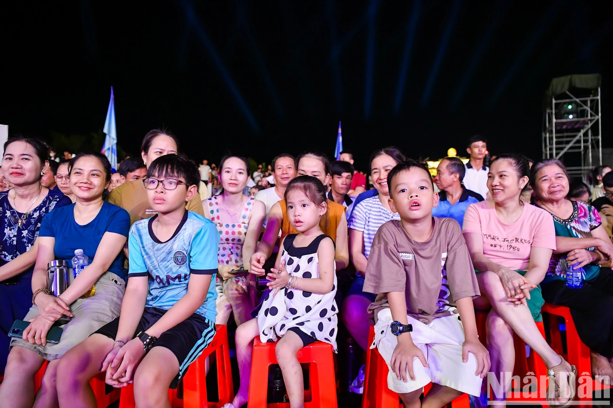 虽然彩排节目在晚上9点左右才开始,但仍有不少观众早早到场等候。 虽然彩排节目在晚上9点左右才开始,但仍有不少观众早早到场等候。