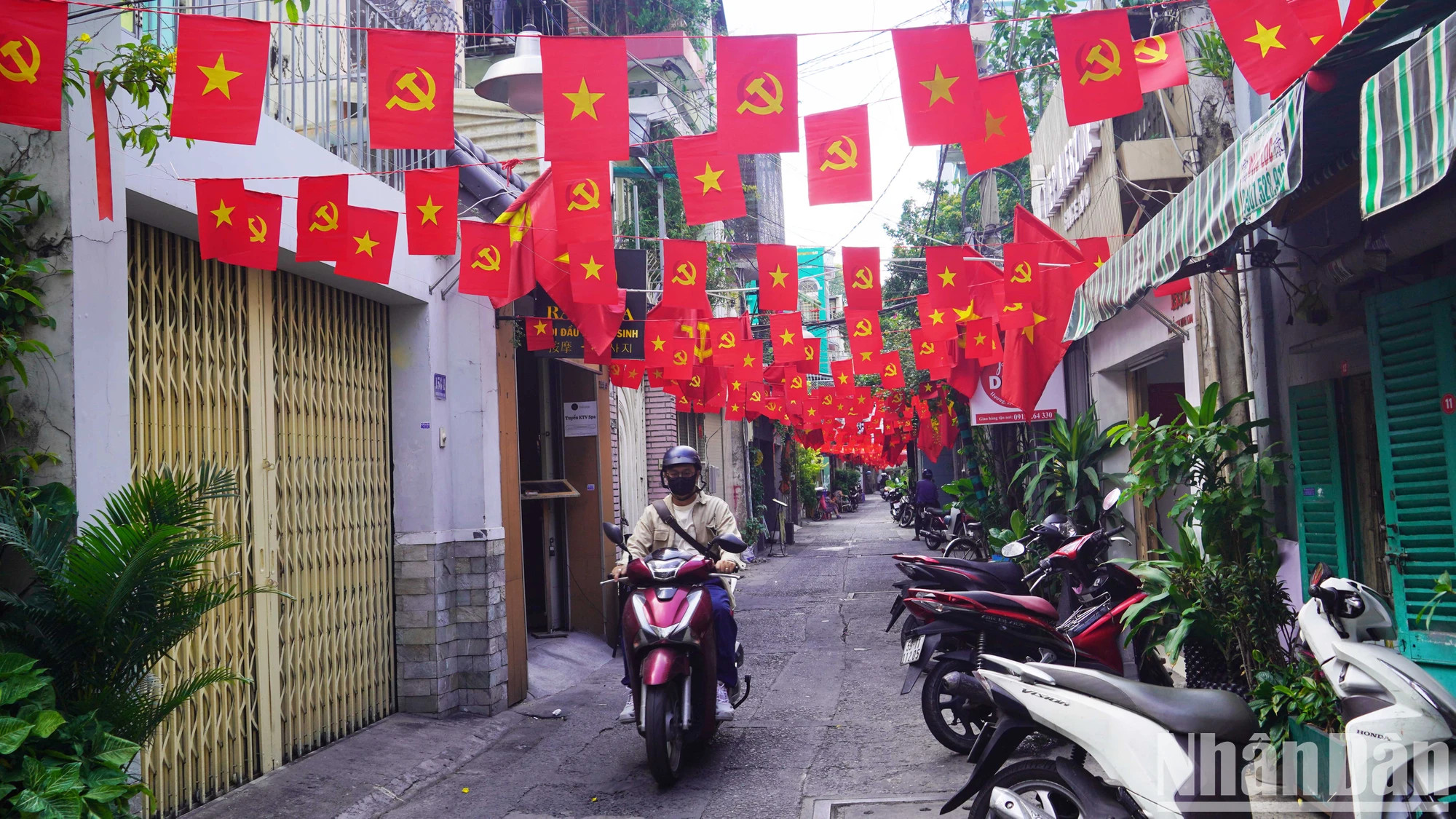 胡志明市处处张灯结彩 迎接南方解放、国家统一50周年庆典。 胡志明市处处张灯结彩 迎接南方解放、国家统一50周年庆典。