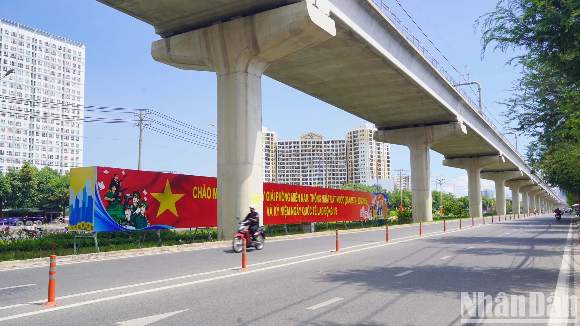 胡志明市处处张灯结彩 迎接南方解放、国家统一50周年庆典。 胡志明市处处张灯结彩 迎接南方解放、国家统一50周年庆典。