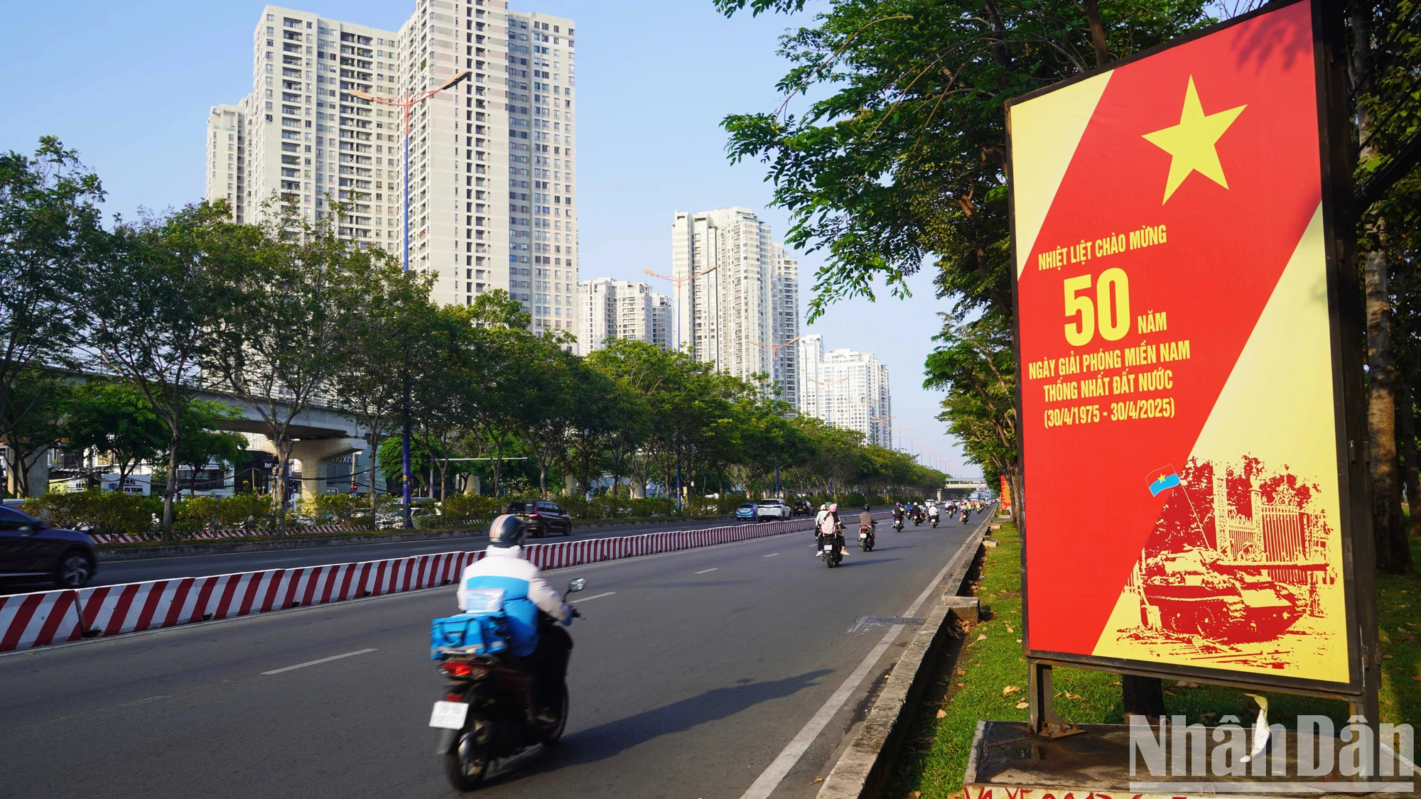 胡志明市处处张灯结彩 迎接南方解放、国家统一50周年庆典。 胡志明市处处张灯结彩 迎接南方解放、国家统一50周年庆典。