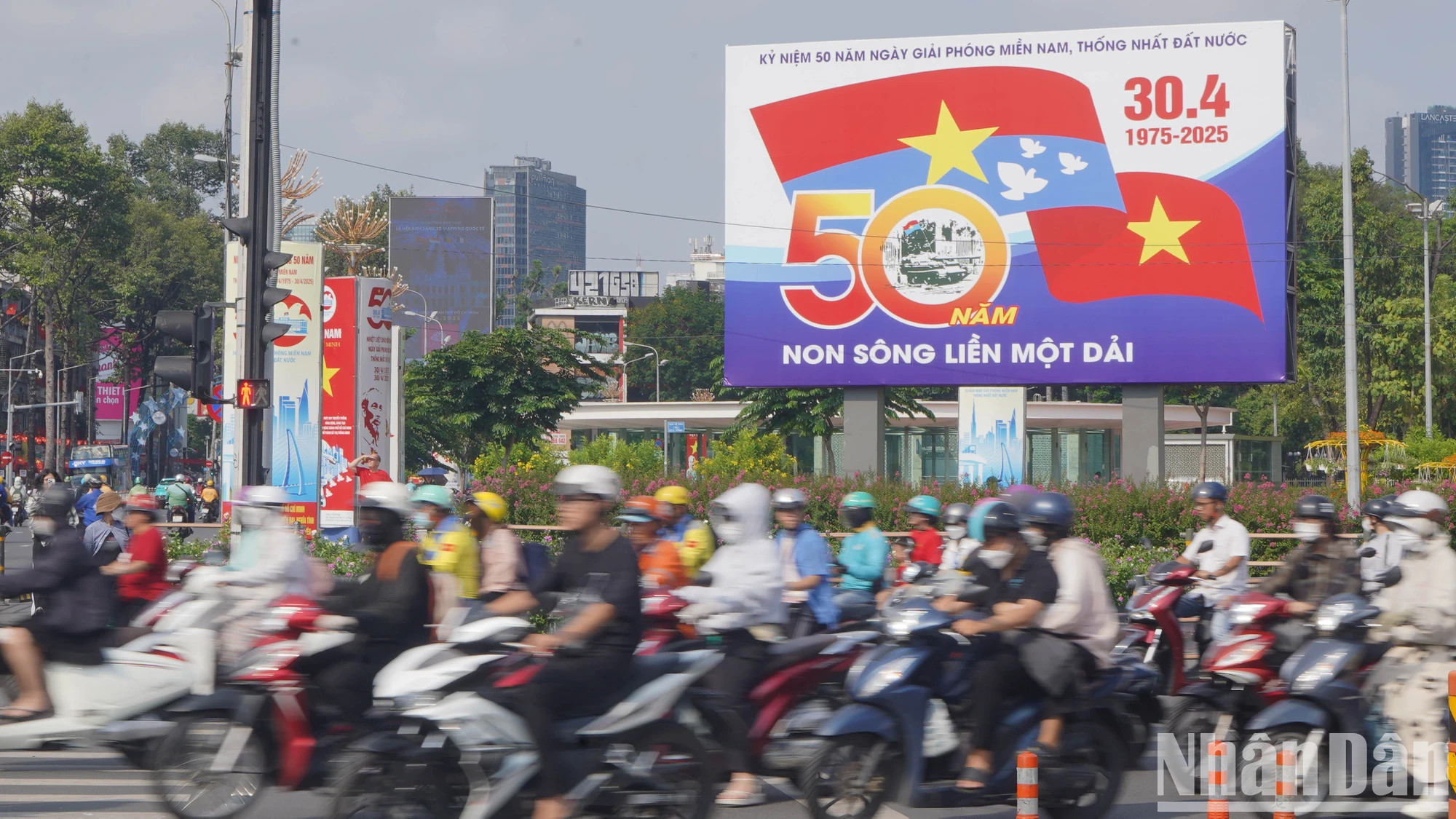 胡志明市处处张灯结彩 迎接南方解放、国家统一50周年庆典。 胡志明市处处张灯结彩 迎接南方解放、国家统一50周年庆典。