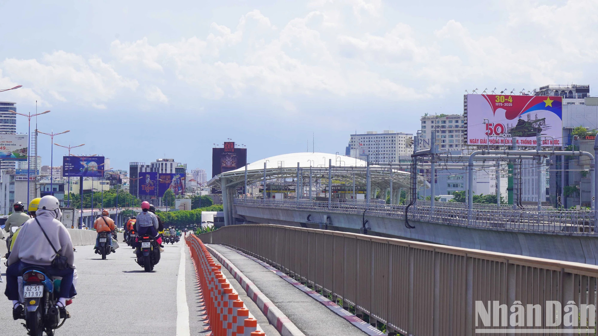 胡志明市处处张灯结彩 迎接南方解放、国家统一50周年庆典。 胡志明市处处张灯结彩 迎接南方解放、国家统一50周年庆典。
