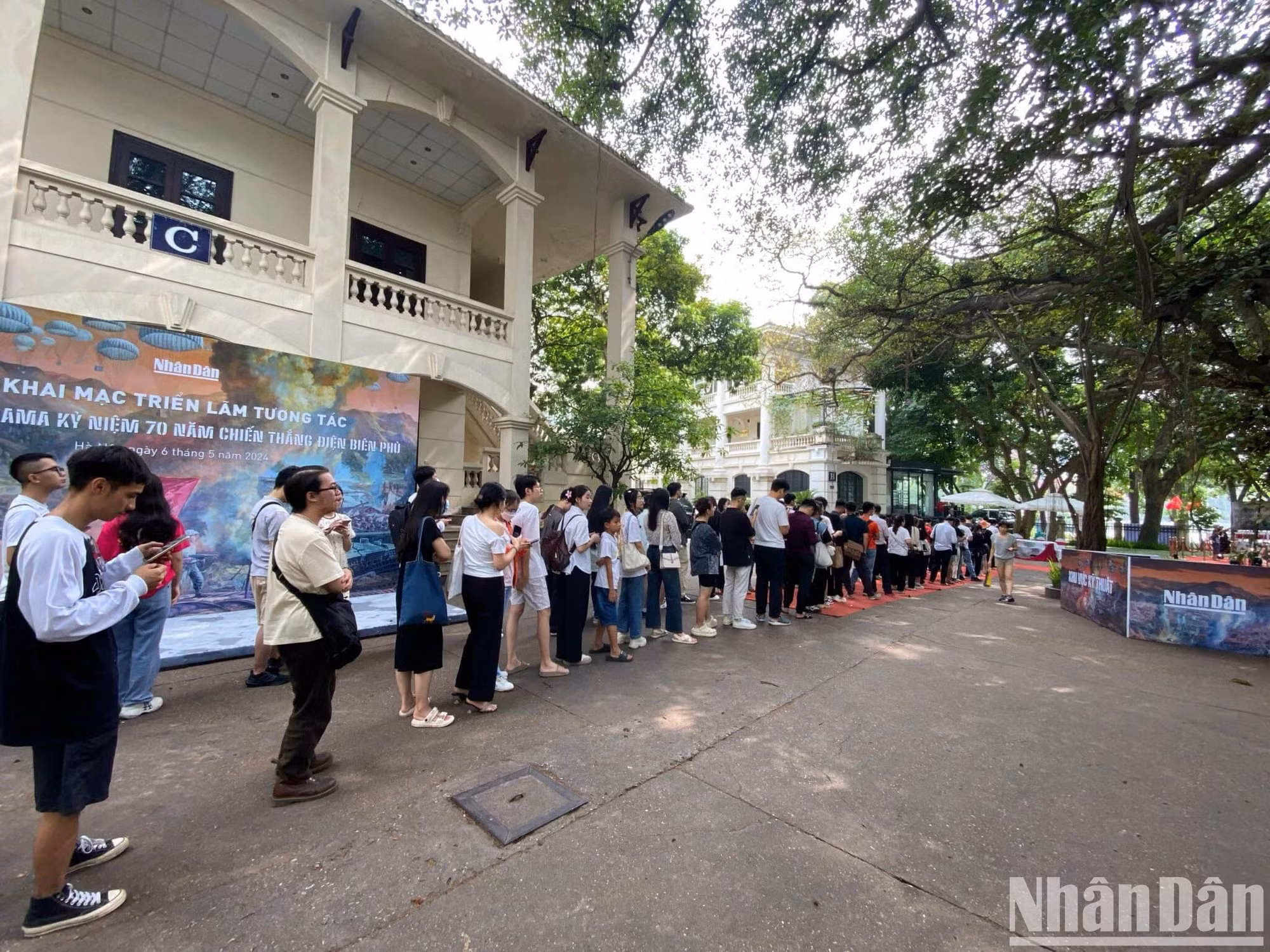 在人民报社总部院内排队购买《奠边府战役》全景图副刊。
