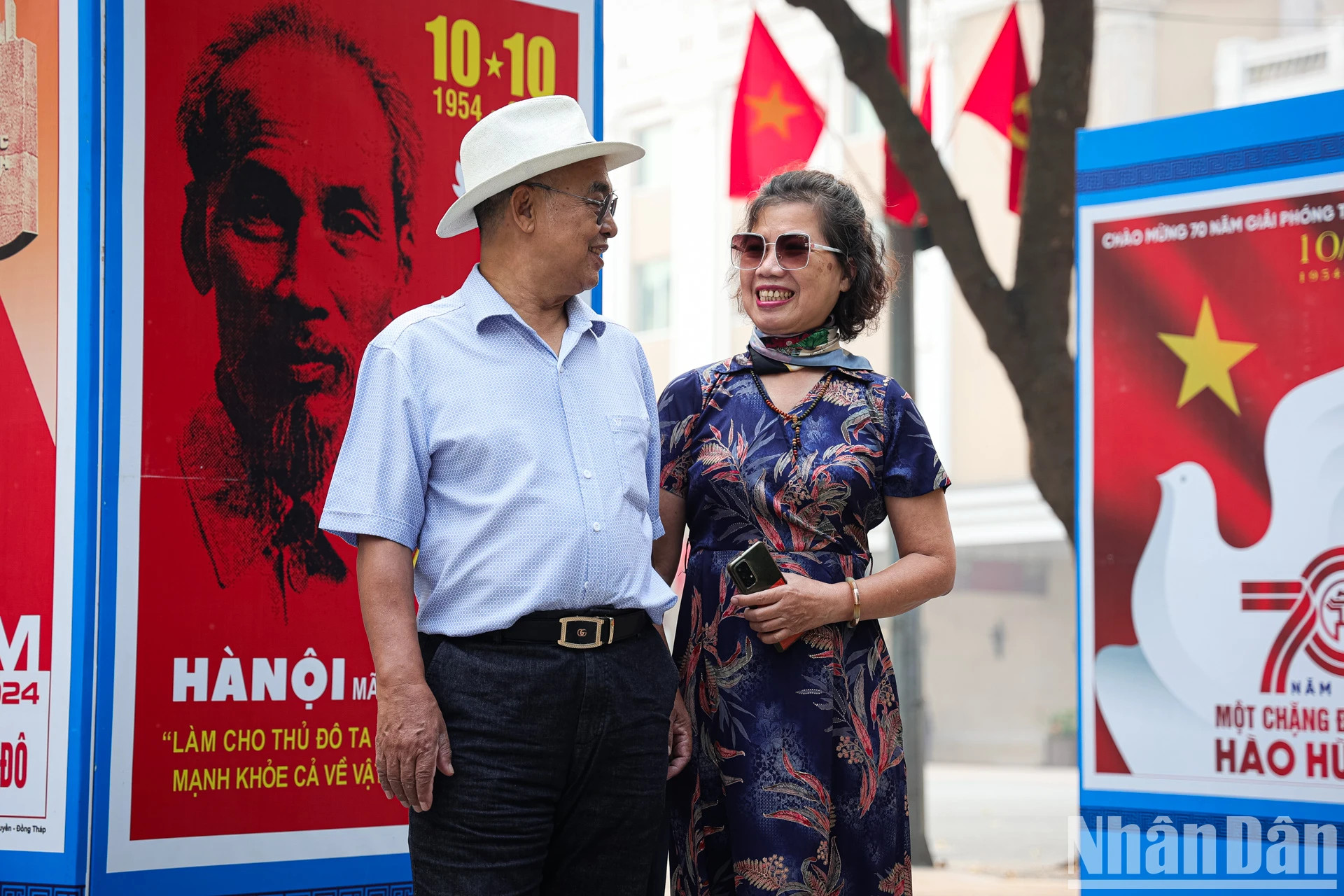 欢乐走在还剑湖畔。