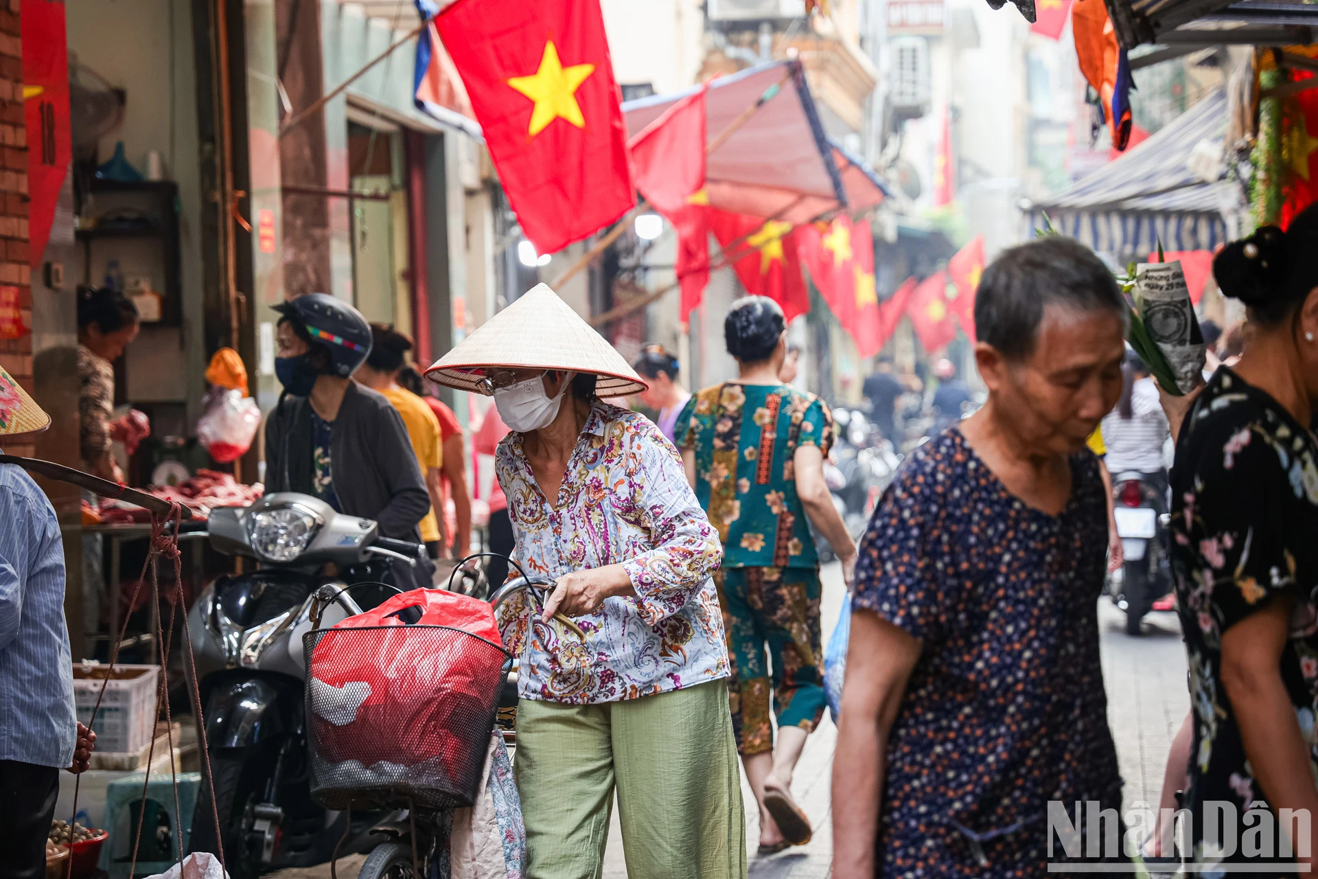 去早市买菜，气氛很快就活跃了起来。