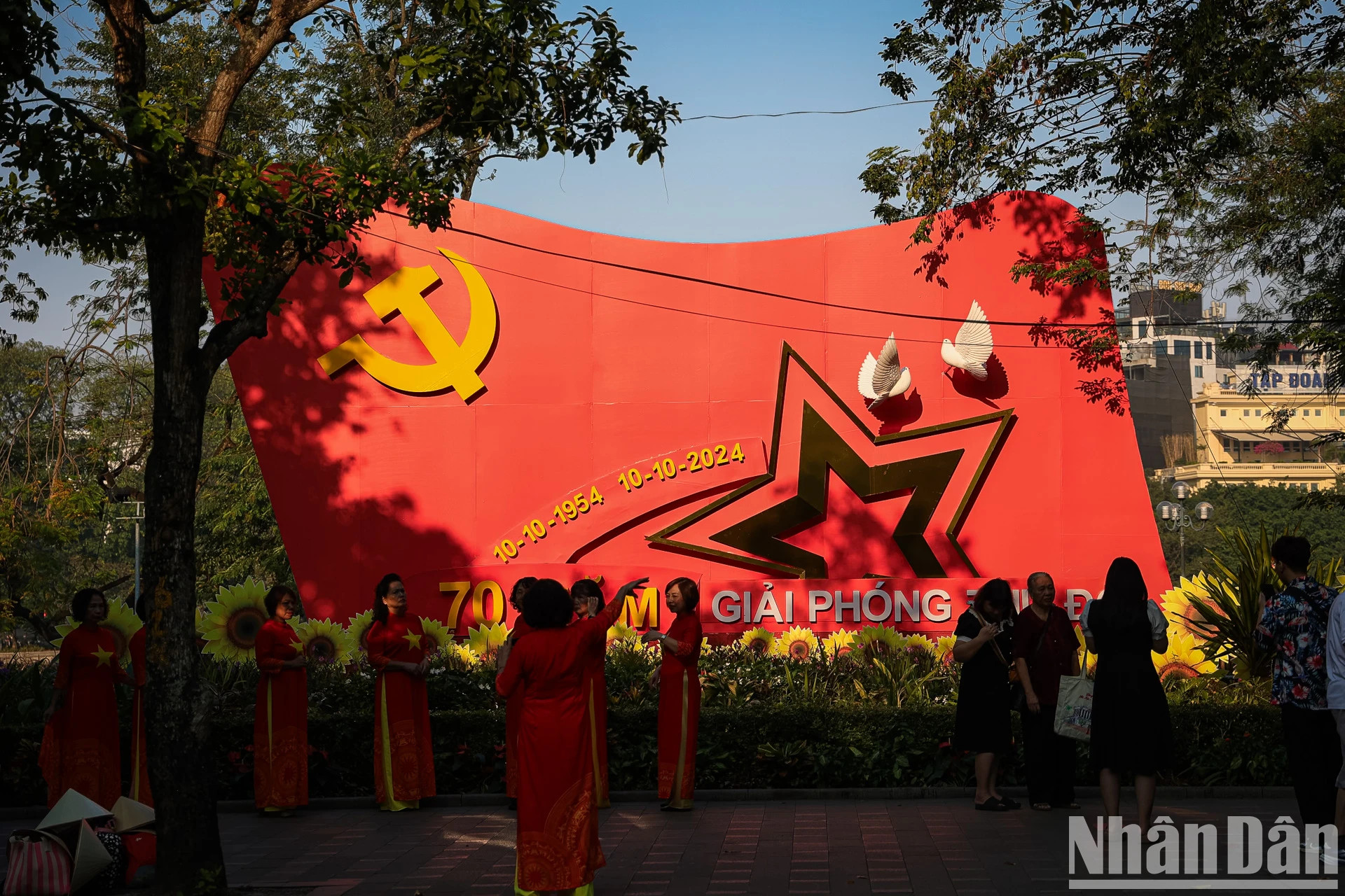 众多市民也聚集在还剑湖畔。