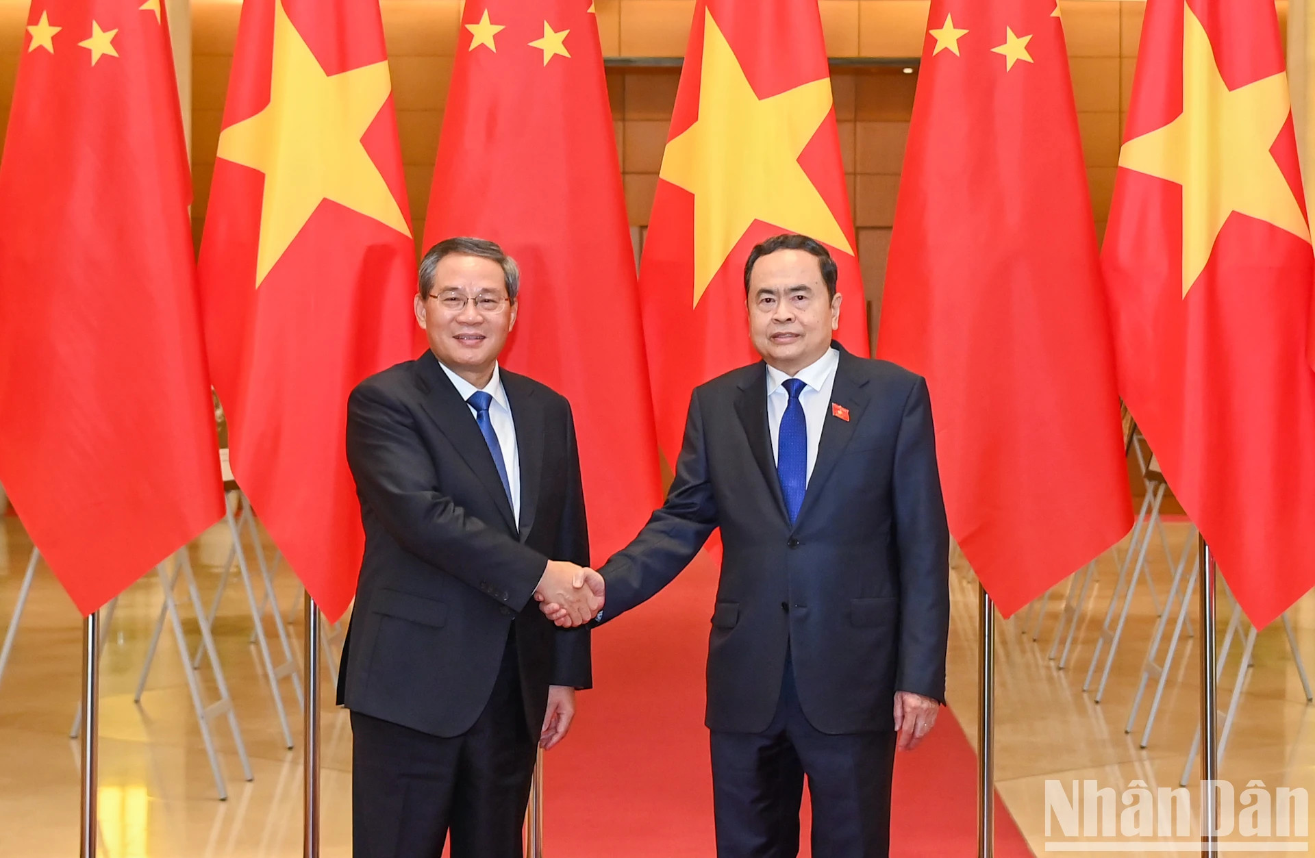 两位领导人握手。