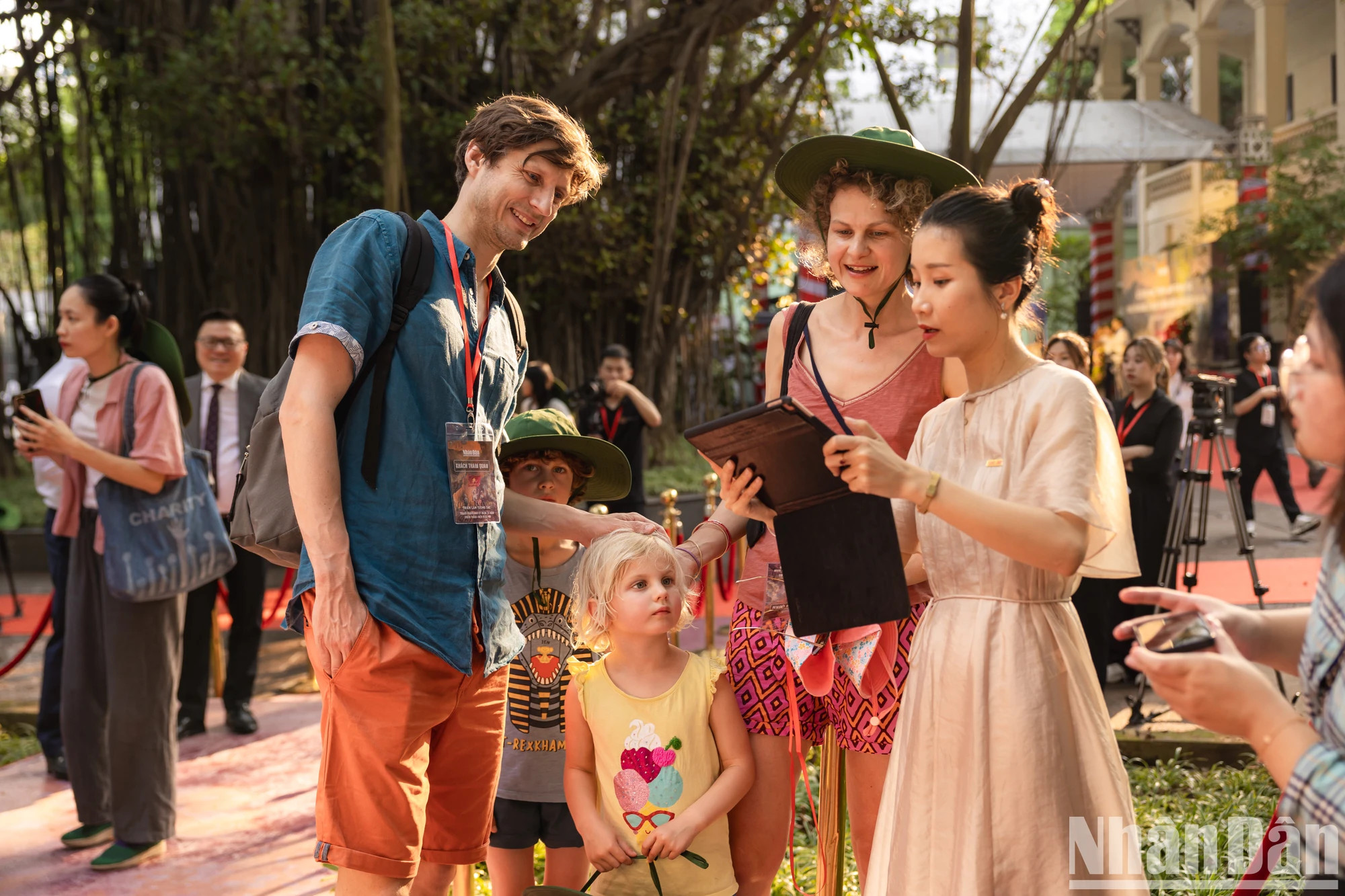 向国际读者介绍副刊内容。