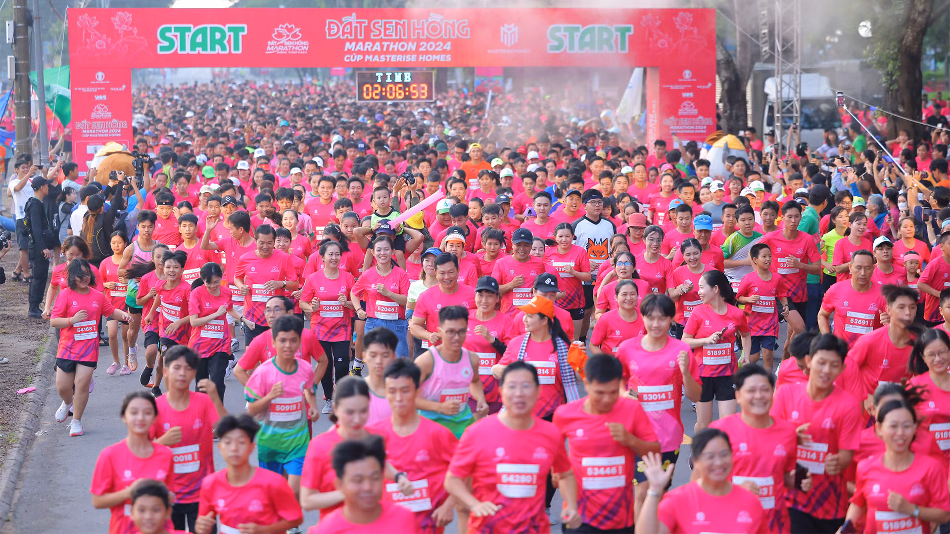 国内外跑友参加《红莲花之地》马拉松。