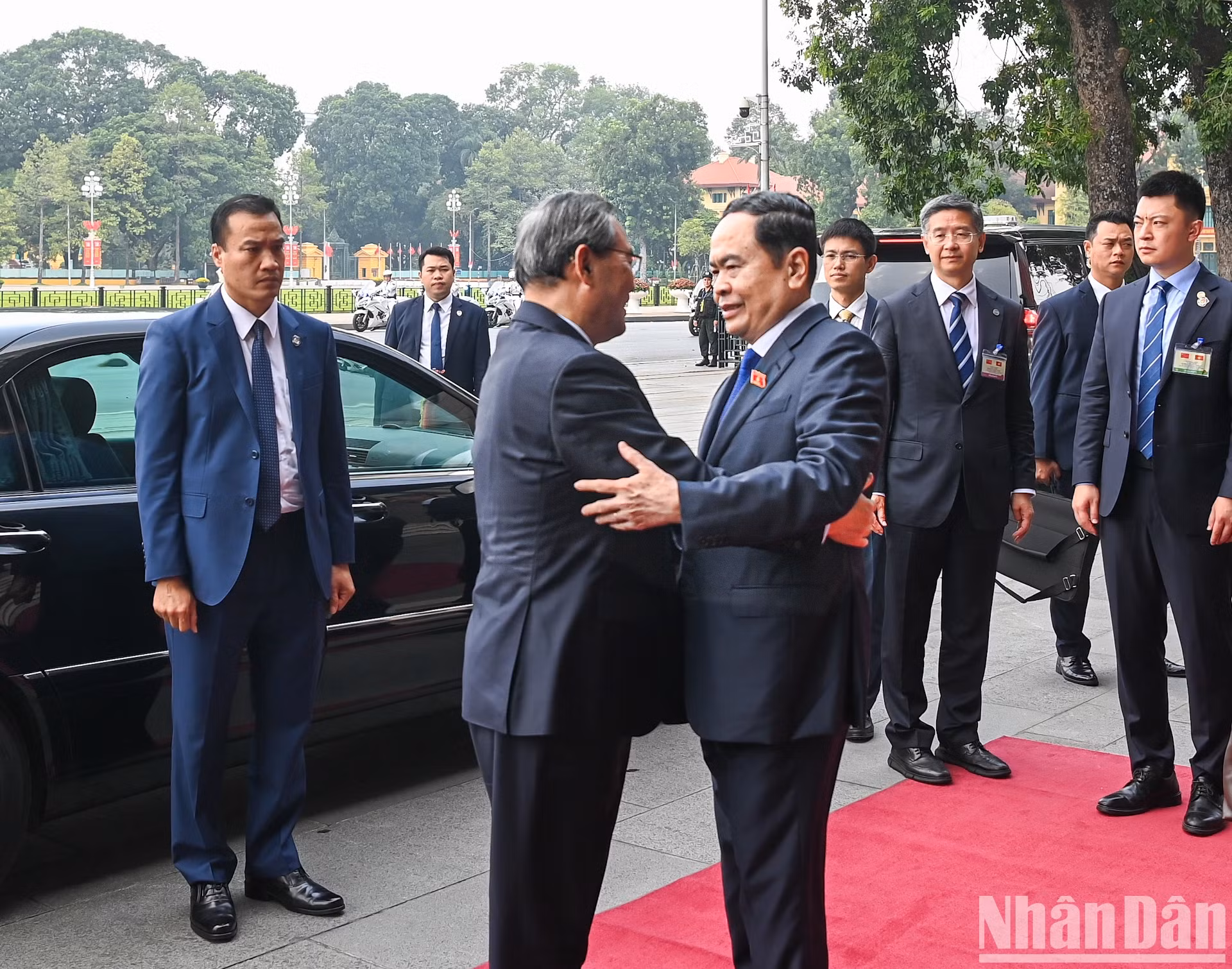 越南国会主席陈青敏欢迎中国国务院总理李强来访。