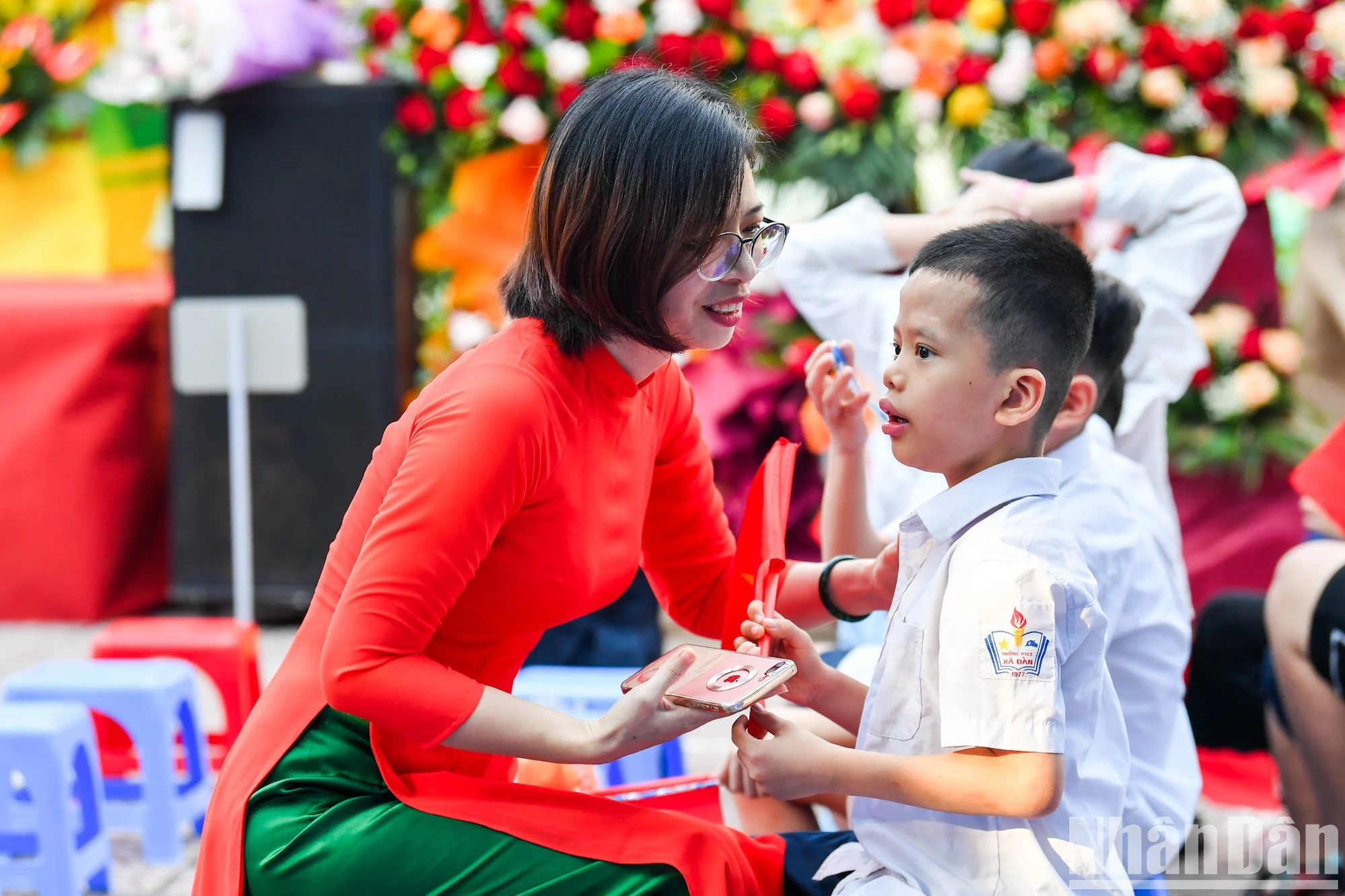 一年级学生脸上的表情各异。