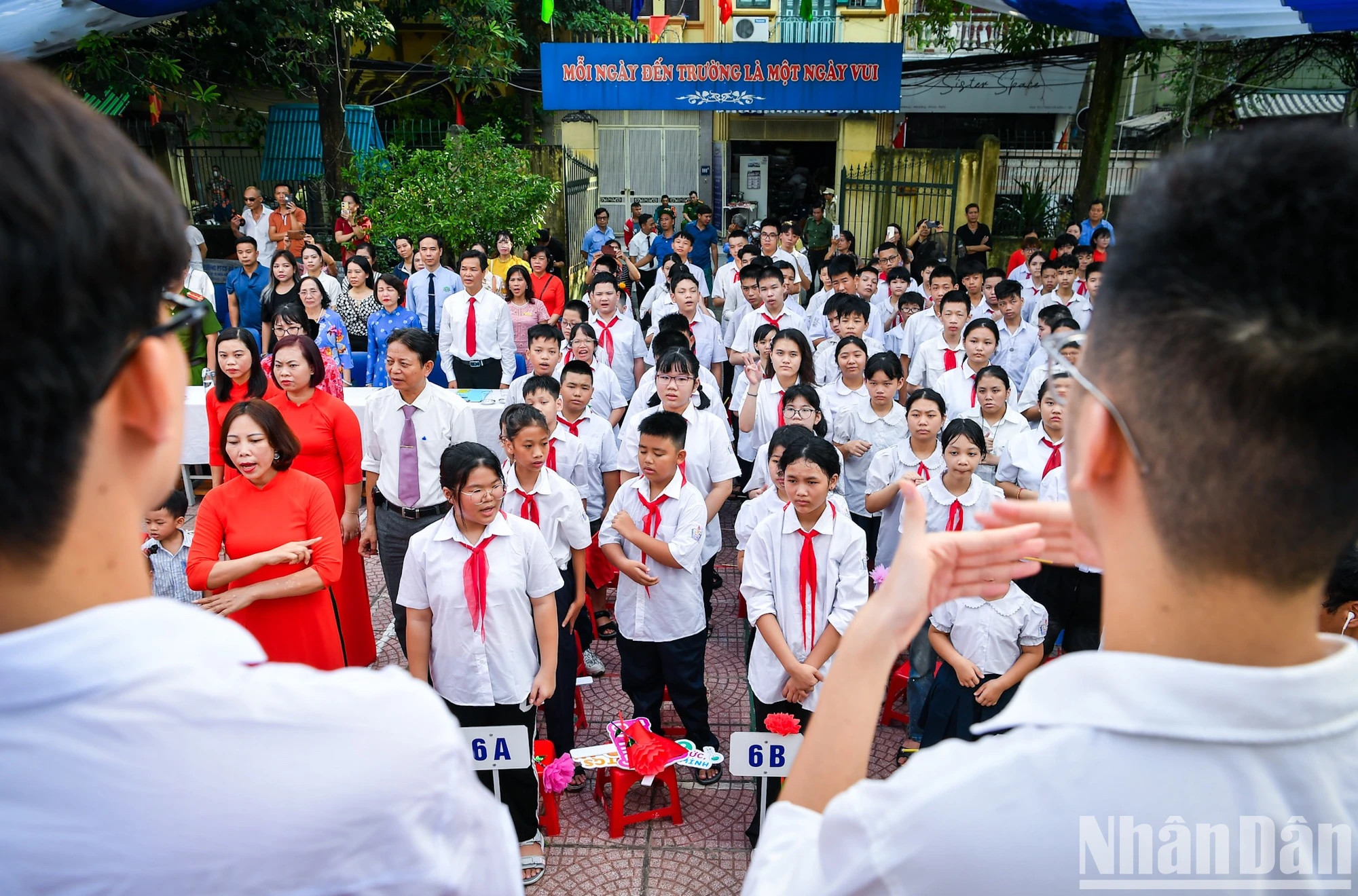 用手语唱国歌。