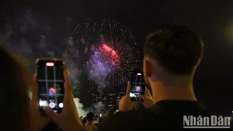 胡志明市9·2国庆节烟花秀。