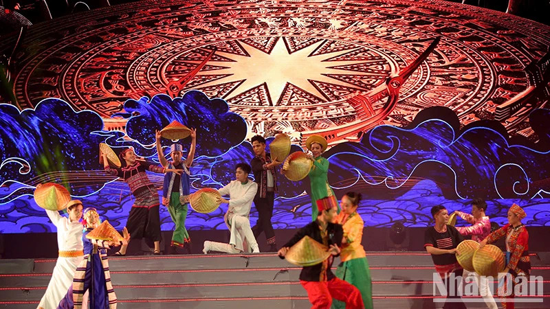 烟花秀进行之前，观众观看“神圣祖国”歌舞节目。