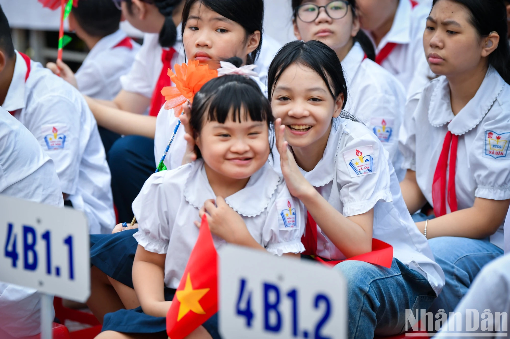 八点整，校鼓响起，开学典礼正式开始。各年级的学生整整齐齐坐着。他们通过手势、眼神和微笑互相交谈。