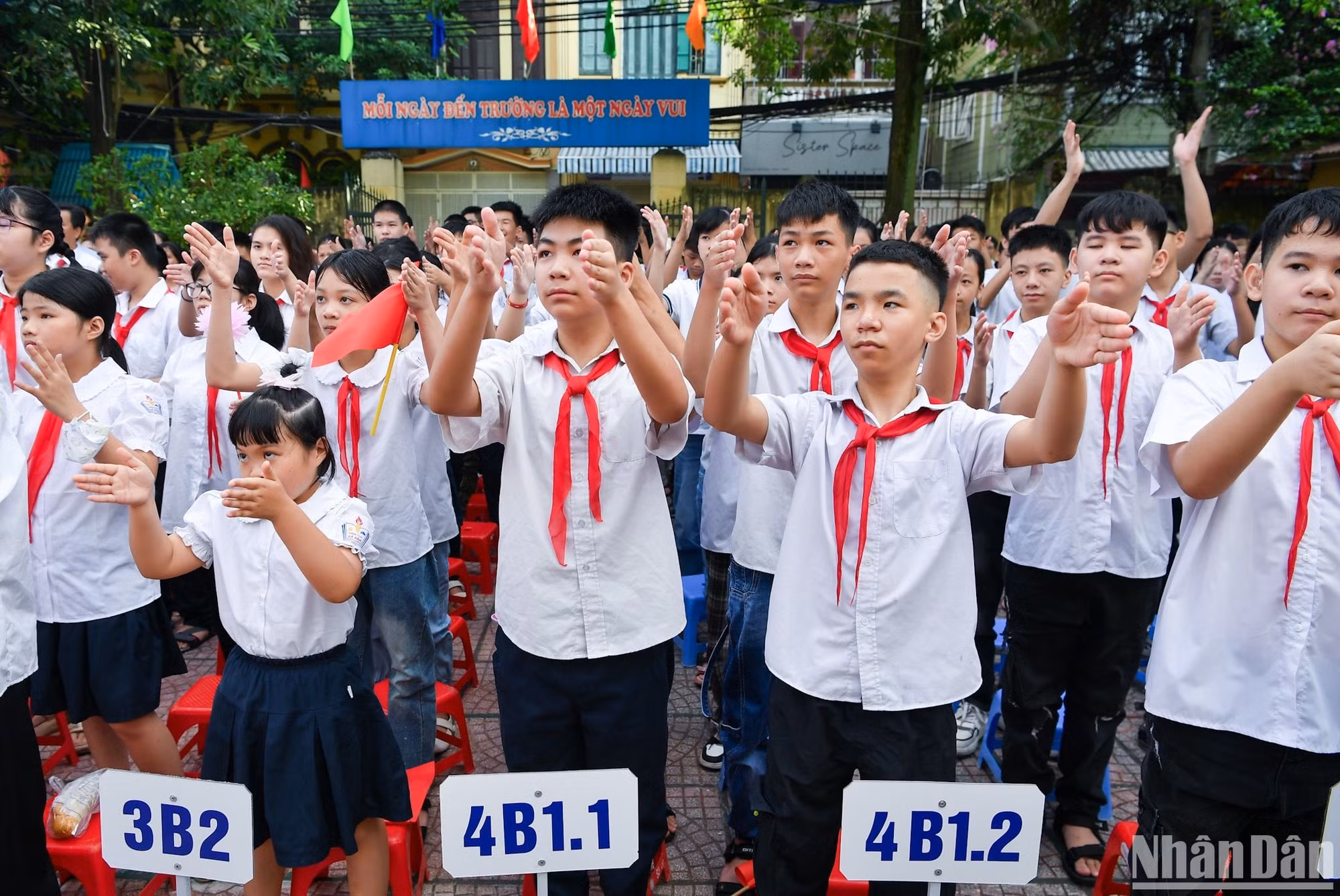 用手语唱国歌的学生的特殊开学典礼【组图】