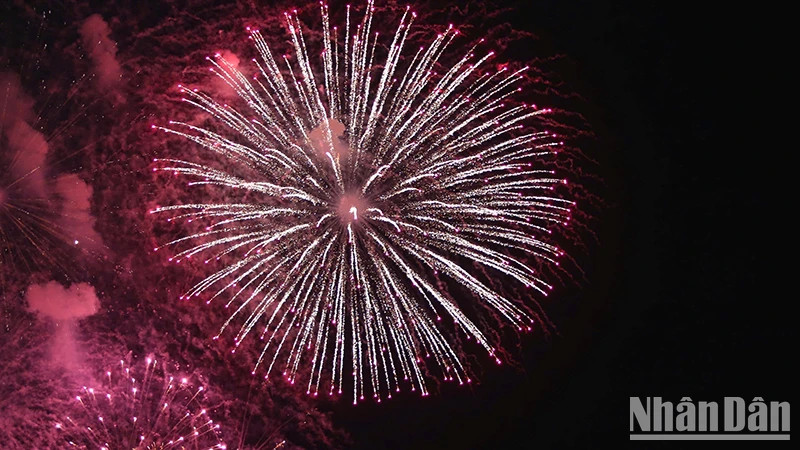 21点整，烟花秀开始进行。