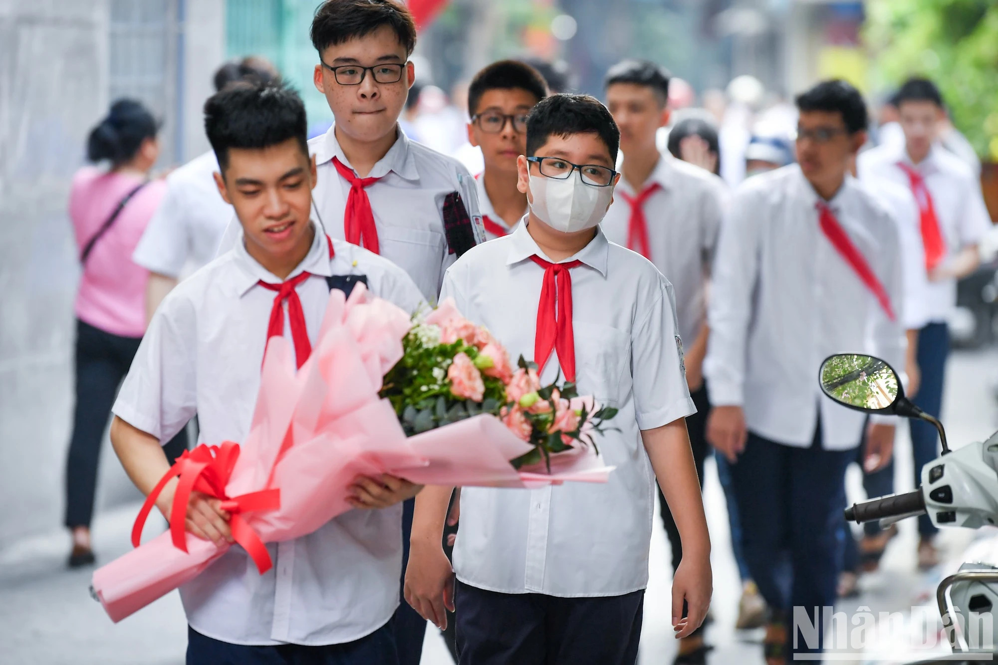 一大早，学生来到学校准备参加开学典礼。